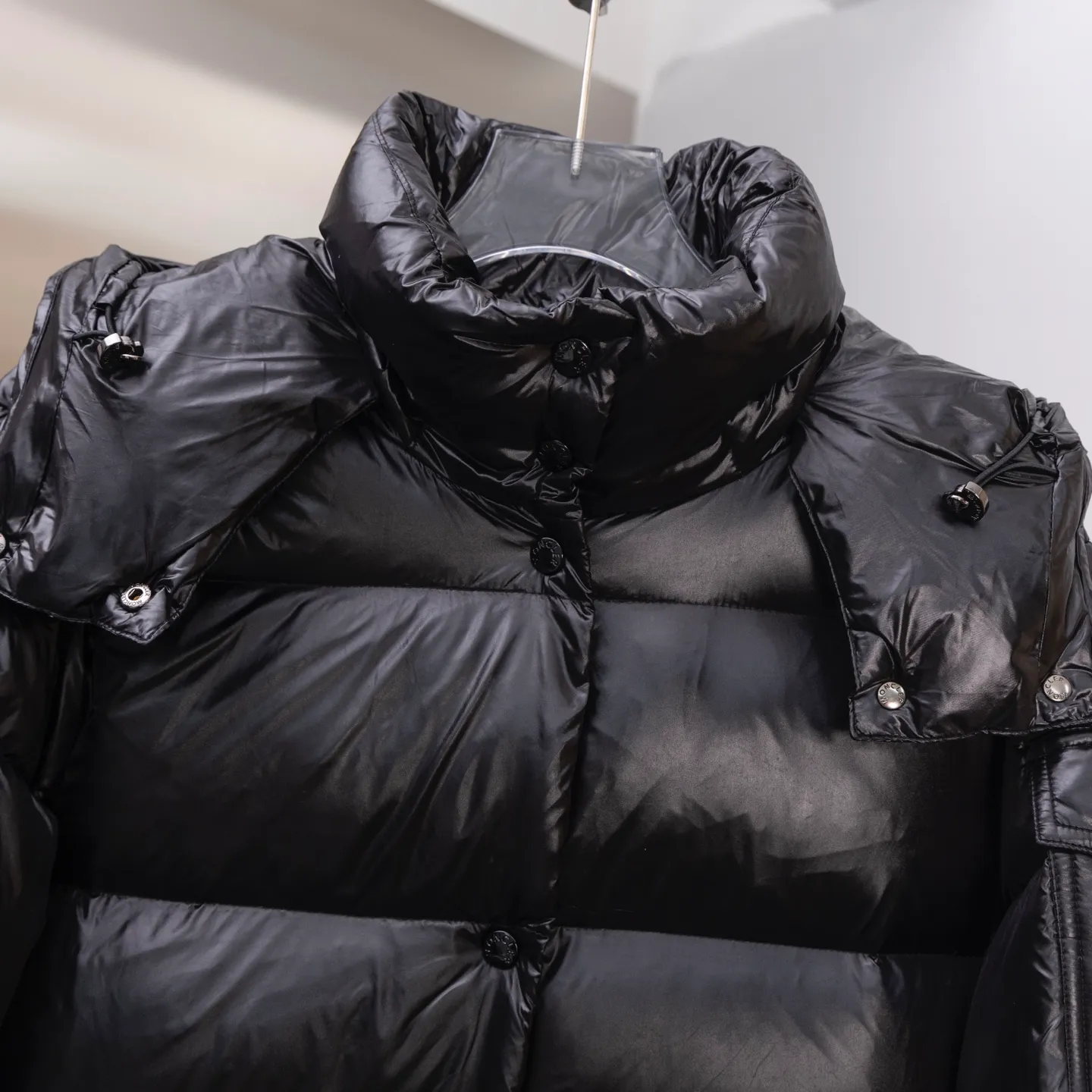 P790 2025 autumn and winter new style 🆕Special down ⬆️Moncler Cavettaz long women's down jacket jacket. 480g duck down filling ❗️❗️❗️A walking duvet. Kill all low-end duck down shriveled versions. High-end exclusive. Dedicated to high-demand fairies with obsessive-compulsive disorder. Cavettaz women's long down jacket uses iconic nylon Made from laqué fabric, designed to handle a variety of environments.  The Cavettaz down jacket features a classic shape and checkered quilting for a simple yet distinct aesthetic. This long piece is made from nylon laqué fabric, giving it the instantly recognizable signature of the brand. Details Made of nylon laqué Nylon laqué lining Filled with down Removable hood Zipper and snap closure Zippered pockets Adjustable cuffs Elastic waist and hem Size: 1234 Black White 123 Fairy