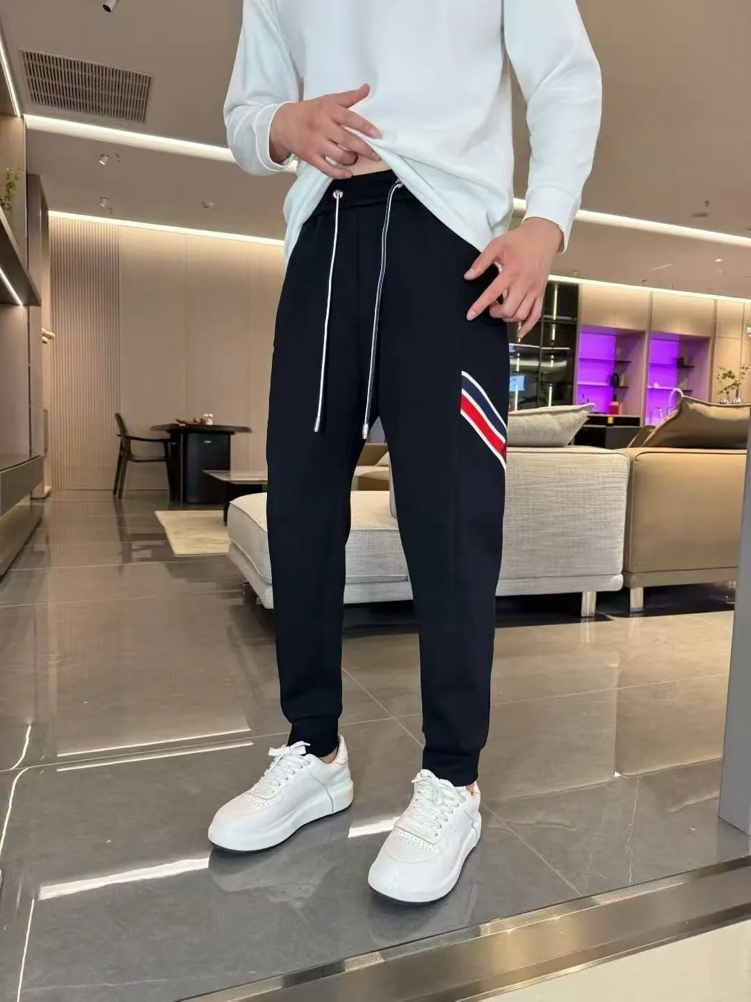 P310 Moncler Mouth Covered 💥 High-end version 🔥 Exclusively for new casual trousers! The custom-made fabrics at the counter are highly breathable and comfortable, with impeccable details and brand element design concepts, reflecting high quality. It feels delicate and soft! It presents a casual cut and the upper body shape is great! Size:M-3XL