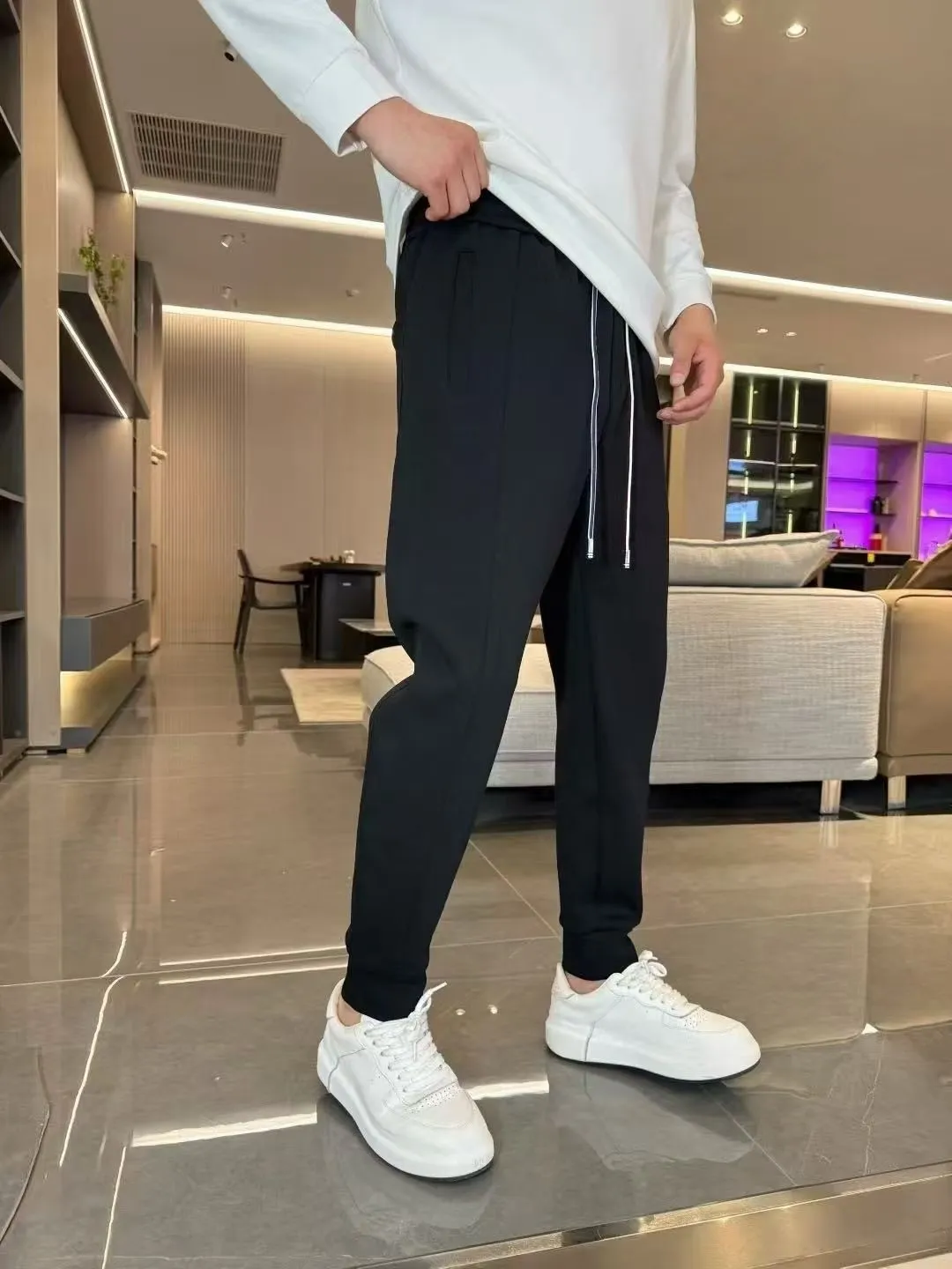 P310 Moncler Mouth Covered 💥 High-end version 🔥 Exclusively for new casual trousers! The custom-made fabrics at the counter are highly breathable and comfortable, with impeccable details and brand element design concepts, reflecting high quality. It feels delicate and soft! It presents a casual cut and the upper body shape is great! Size:M-3XL