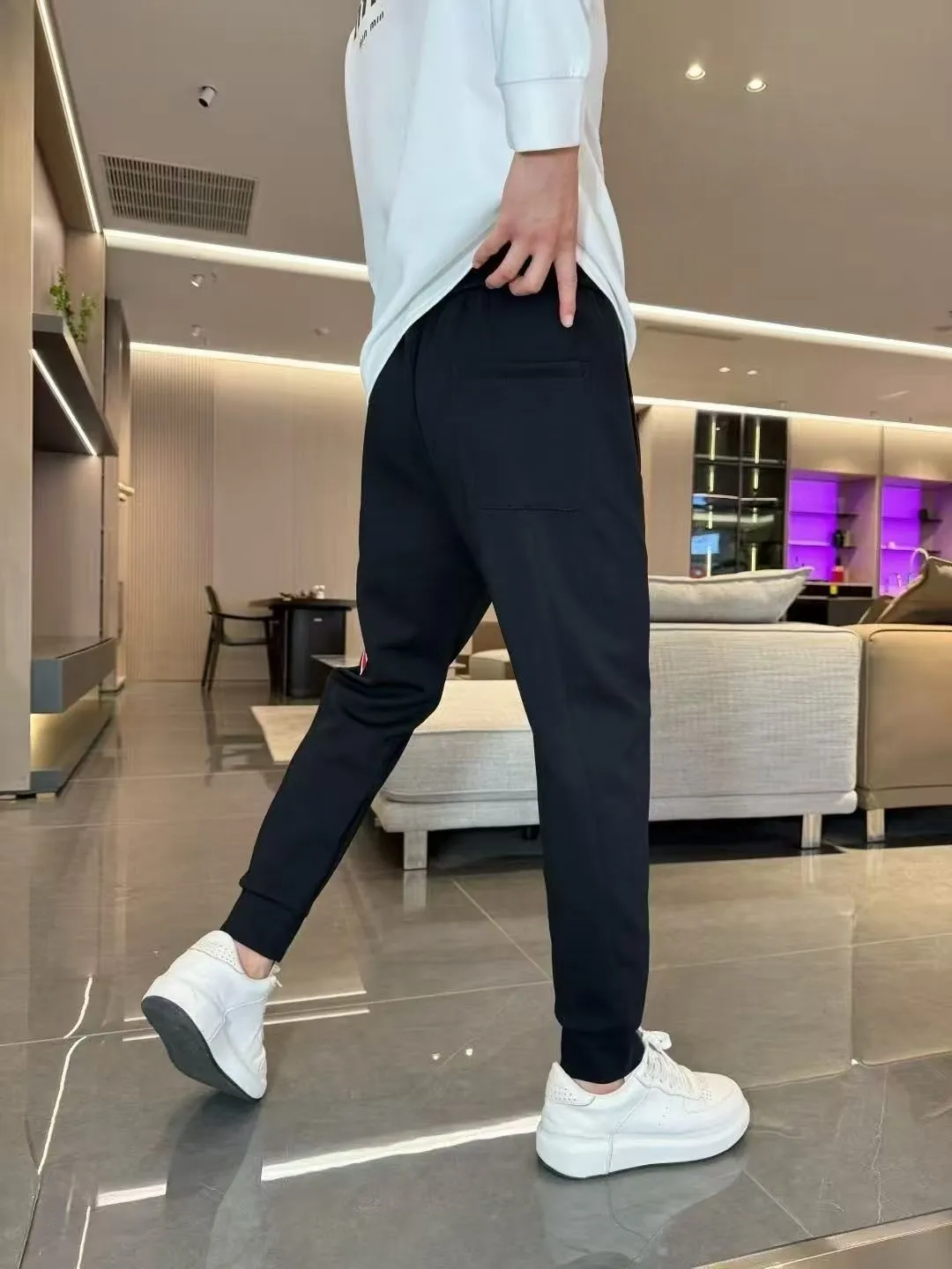 P310 Moncler Mouth Covered 💥 High-end version 🔥 Exclusively for new casual trousers! The custom-made fabrics at the counter are highly breathable and comfortable, with impeccable details and brand element design concepts, reflecting high quality. It feels delicate and soft! It presents a casual cut and the upper body shape is great! Size:M-3XL