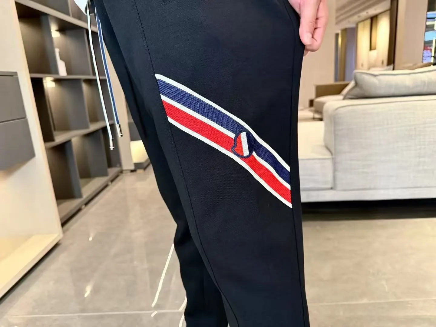 P310 Moncler Mouth Covered 💥 High-end version 🔥 Exclusively for new casual trousers! The custom-made fabrics at the counter are highly breathable and comfortable, with impeccable details and brand element design concepts, reflecting high quality. It feels delicate and soft! It presents a casual cut and the upper body shape is great! Size:M-3XL