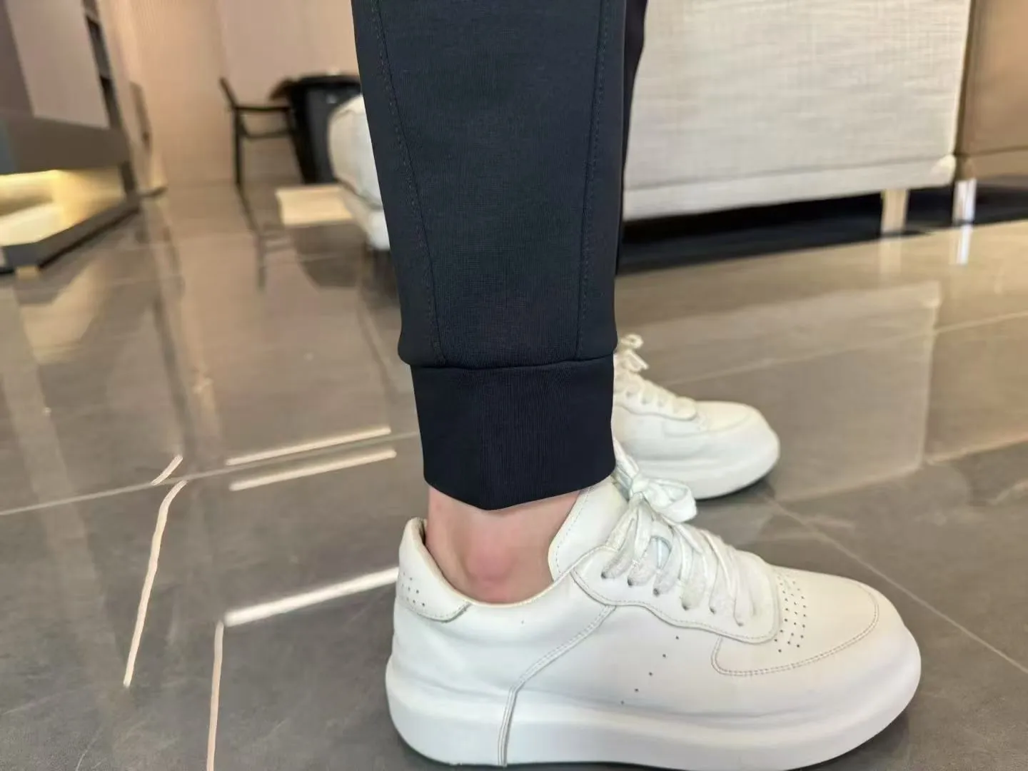 P310 Moncler Mouth Covered 💥 High-end version 🔥 Exclusively for new casual trousers! The custom-made fabrics at the counter are highly breathable and comfortable, with impeccable details and brand element design concepts, reflecting high quality. It feels delicate and soft! It presents a casual cut and the upper body shape is great! Size:M-3XL