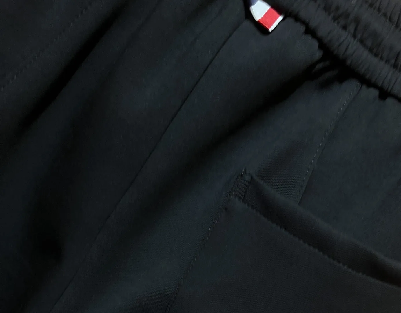 P310 Moncler Mouth Covered 💥 High-end version 🔥 Exclusively for new casual trousers! The custom-made fabrics at the counter are highly breathable and comfortable, with impeccable details and brand element design concepts, reflecting high quality. It feels delicate and soft! It presents a casual cut and the upper body shape is great! Size:M-3XL