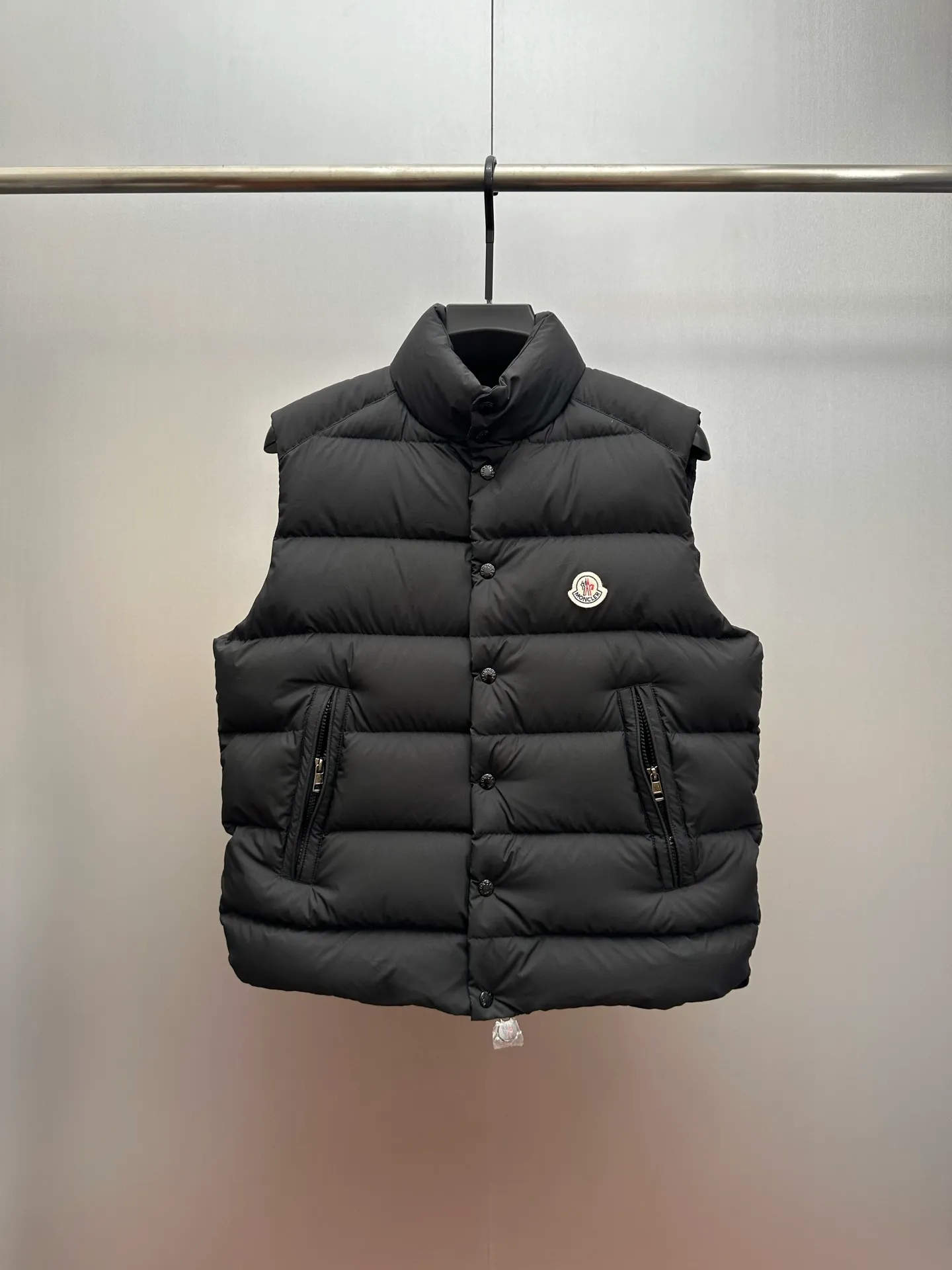 P730 Ceiling Invincible light and comfortable fabric Super comfortable fabric! Down filling with full fill power, premium down⬆️Moncler's latest 2025 lightweight fabric, Tibb men's down vest (new matte matte surface), premium and extremely lightweight. 850+ fill power. Tibb men's down vest is a classic Moncler design item, made of lightweight nylon fabric, with eye-catching color matching.  The Tibb men's down vest is a classic Moncler item, inspired by the iconic archival silhouette of the 1980s. Made of longue saison fabric, suitable for seasonal changes. This nylon fabric is lightweight and protective. Details • •Filled with 90 new national standard down that has passed Guangzhou Inspection • Collar with snap buttons • Zipper closure • Zipper pockets • Size reference • Regular fit • Close-fitting shoulders and chest, square waist • Color Black/Khaki Size: 1-5 Couple style