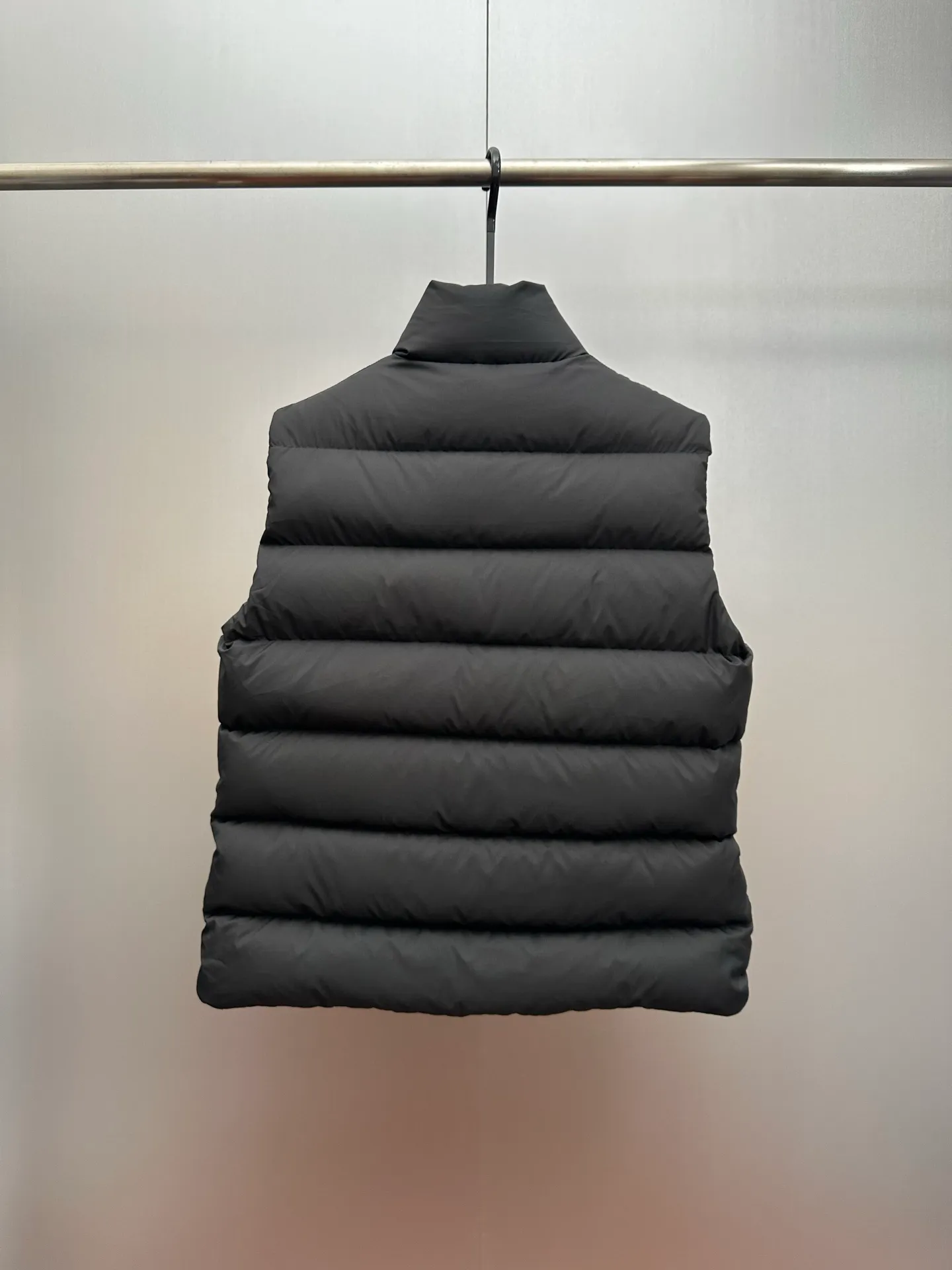 P730 Ceiling Invincible light and comfortable fabric Super comfortable fabric! Down filling with full fill power, premium down⬆️Moncler's latest 2025 lightweight fabric, Tibb men's down vest (new matte matte surface), premium and extremely lightweight. 850+ fill power. Tibb men's down vest is a classic Moncler design item, made of lightweight nylon fabric, with eye-catching color matching.  The Tibb men's down vest is a classic Moncler item, inspired by the iconic archival silhouette of the 1980s. Made of longue saison fabric, suitable for seasonal changes. This nylon fabric is lightweight and protective. Details • •Filled with 90 new national standard down that has passed Guangzhou Inspection • Collar with snap buttons • Zipper closure • Zipper pockets • Size reference • Regular fit • Close-fitting shoulders and chest, square waist • Color Black/Khaki Size: 1-5 Couple style