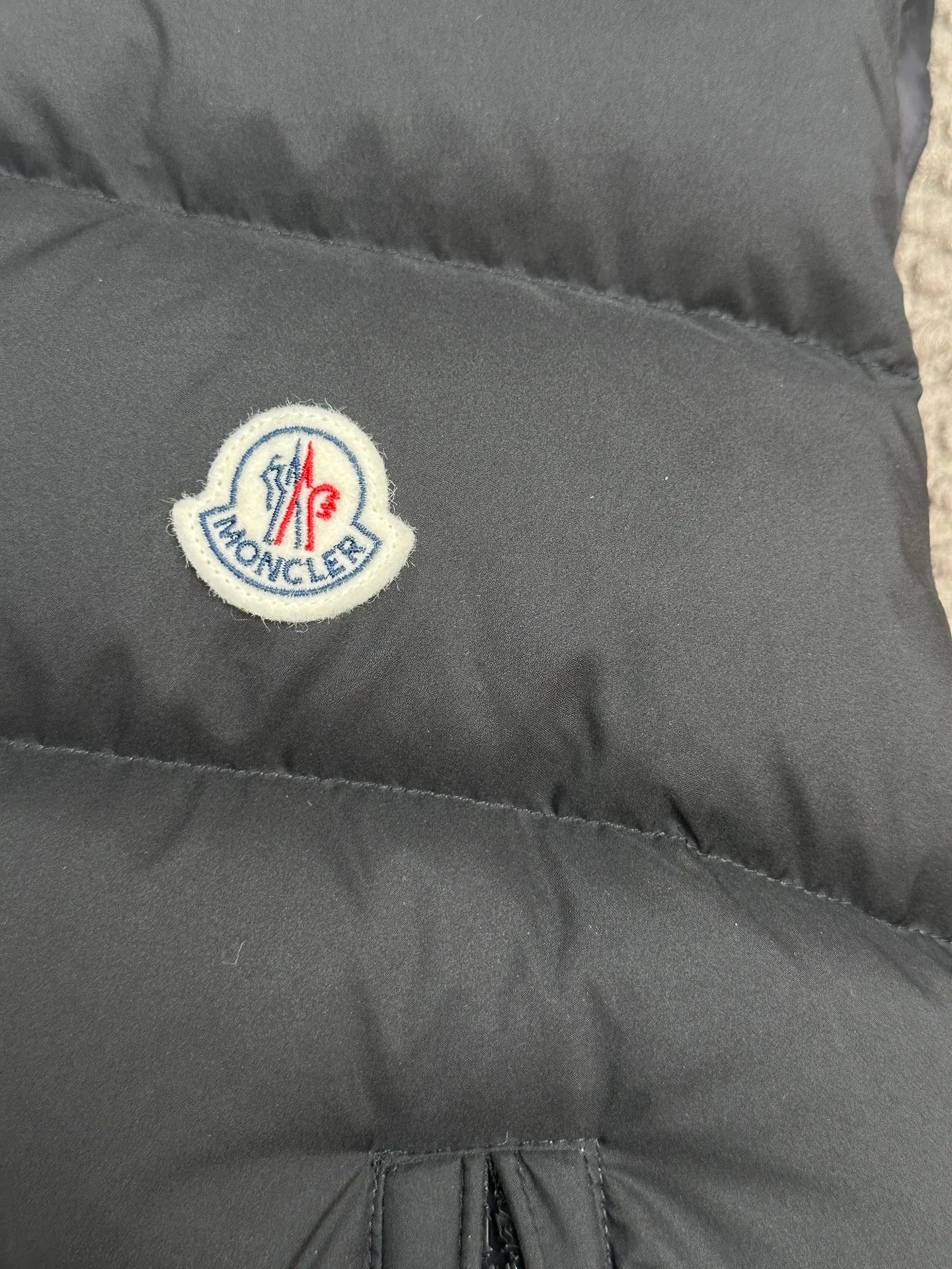 P730 Ceiling Invincible light and comfortable fabric Super comfortable fabric! Down filling with full fill power, premium down⬆️Moncler's latest 2025 lightweight fabric, Tibb men's down vest (new matte matte surface), premium and extremely lightweight. 850+ fill power. Tibb men's down vest is a classic Moncler design item, made of lightweight nylon fabric, with eye-catching color matching.  The Tibb men's down vest is a classic Moncler item, inspired by the iconic archival silhouette of the 1980s. Made of longue saison fabric, suitable for seasonal changes. This nylon fabric is lightweight and protective. Details • •Filled with 90 new national standard down that has passed Guangzhou Inspection • Collar with snap buttons • Zipper closure • Zipper pockets • Size reference • Regular fit • Close-fitting shoulders and chest, square waist • Color Black/Khaki Size: 1-5 Couple style