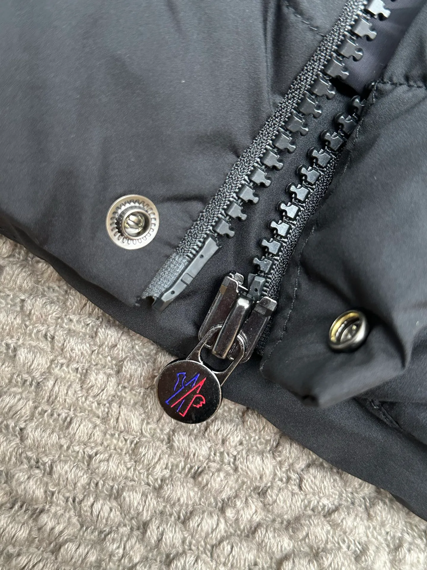 P730 Ceiling Invincible light and comfortable fabric Super comfortable fabric! Down filling with full fill power, premium down⬆️Moncler's latest 2025 lightweight fabric, Tibb men's down vest (new matte matte surface), premium and extremely lightweight. 850+ fill power. Tibb men's down vest is a classic Moncler design item, made of lightweight nylon fabric, with eye-catching color matching.  The Tibb men's down vest is a classic Moncler item, inspired by the iconic archival silhouette of the 1980s. Made of longue saison fabric, suitable for seasonal changes. This nylon fabric is lightweight and protective. Details • •Filled with 90 new national standard down that has passed Guangzhou Inspection • Collar with snap buttons • Zipper closure • Zipper pockets • Size reference • Regular fit • Close-fitting shoulders and chest, square waist • Color Black/Khaki Size: 1-5 Couple style