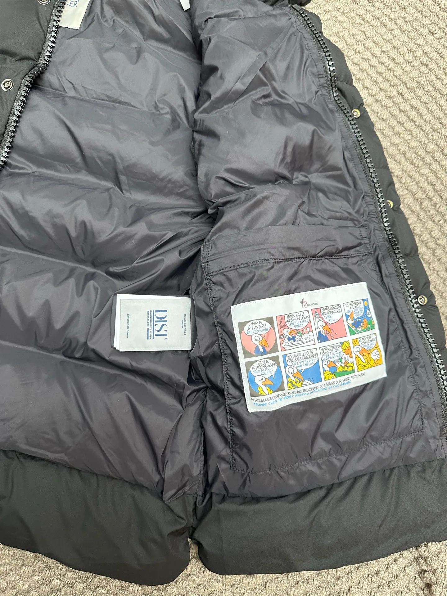 P730 Ceiling Invincible light and comfortable fabric Super comfortable fabric! Down filling with full fill power, premium down⬆️Moncler's latest 2025 lightweight fabric, Tibb men's down vest (new matte matte surface), premium and extremely lightweight. 850+ fill power. Tibb men's down vest is a classic Moncler design item, made of lightweight nylon fabric, with eye-catching color matching.  The Tibb men's down vest is a classic Moncler item, inspired by the iconic archival silhouette of the 1980s. Made of longue saison fabric, suitable for seasonal changes. This nylon fabric is lightweight and protective. Details • •Filled with 90 new national standard down that has passed Guangzhou Inspection • Collar with snap buttons • Zipper closure • Zipper pockets • Size reference • Regular fit • Close-fitting shoulders and chest, square waist • Color Black/Khaki Size: 1-5 Couple style