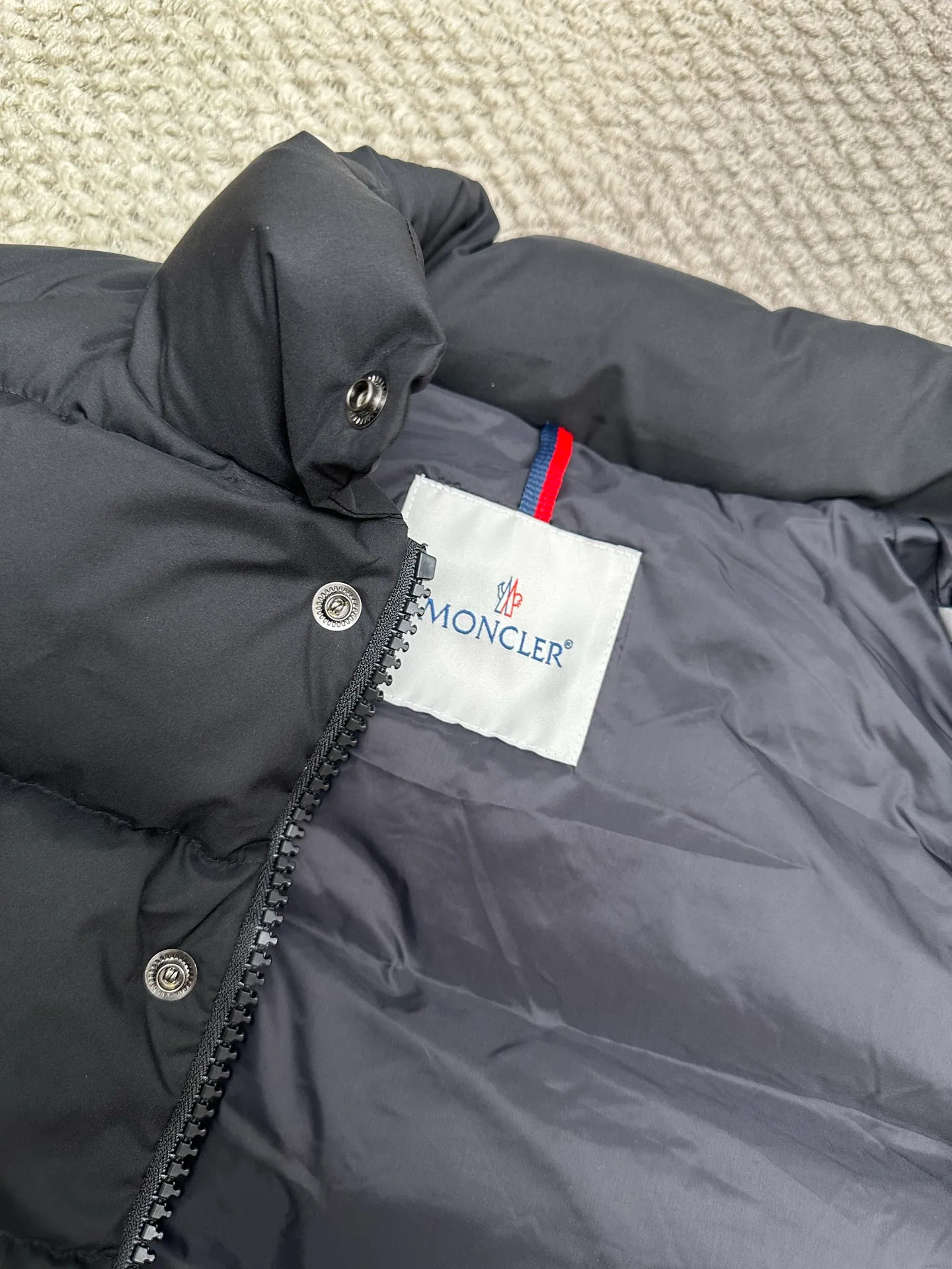 P730 Ceiling Invincible light and comfortable fabric Super comfortable fabric! Down filling with full fill power, premium down⬆️Moncler's latest 2025 lightweight fabric, Tibb men's down vest (new matte matte surface), premium and extremely lightweight. 850+ fill power. Tibb men's down vest is a classic Moncler design item, made of lightweight nylon fabric, with eye-catching color matching.  The Tibb men's down vest is a classic Moncler item, inspired by the iconic archival silhouette of the 1980s. Made of longue saison fabric, suitable for seasonal changes. This nylon fabric is lightweight and protective. Details • •Filled with 90 new national standard down that has passed Guangzhou Inspection • Collar with snap buttons • Zipper closure • Zipper pockets • Size reference • Regular fit • Close-fitting shoulders and chest, square waist • Color Black/Khaki Size: 1-5 Couple style