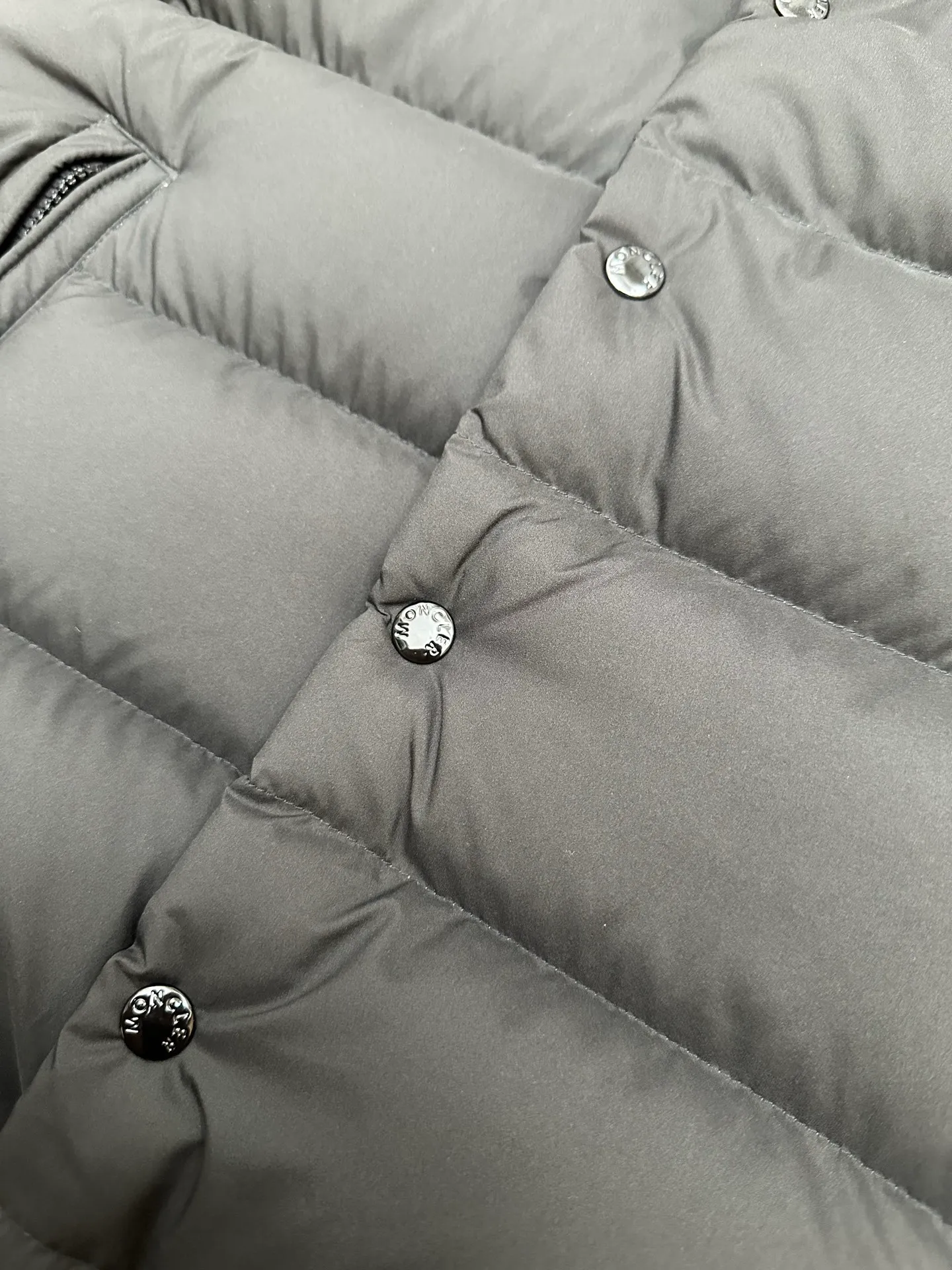 P730 Ceiling Invincible light and comfortable fabric Super comfortable fabric! Down filling with full fill power, premium down⬆️Moncler's latest 2025 lightweight fabric, Tibb men's down vest (new matte matte surface), premium and extremely lightweight. 850+ fill power. Tibb men's down vest is a classic Moncler design item, made of lightweight nylon fabric, with eye-catching color matching.  The Tibb men's down vest is a classic Moncler item, inspired by the iconic archival silhouette of the 1980s. Made of longue saison fabric, suitable for seasonal changes. This nylon fabric is lightweight and protective. Details • •Filled with 90 new national standard down that has passed Guangzhou Inspection • Collar with snap buttons • Zipper closure • Zipper pockets • Size reference • Regular fit • Close-fitting shoulders and chest, square waist • Color Black/Khaki Size: 1-5 Couple style