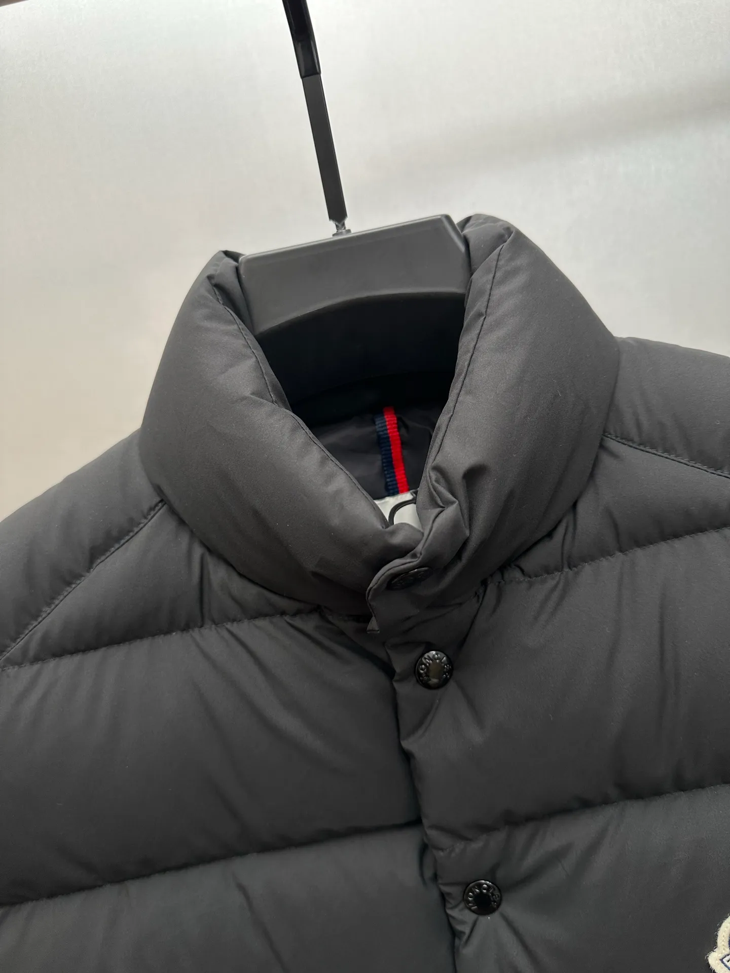 P730 Ceiling Invincible light and comfortable fabric Super comfortable fabric! Down filling with full fill power, premium down⬆️Moncler's latest 2025 lightweight fabric, Tibb men's down vest (new matte matte surface), premium and extremely lightweight. 850+ fill power. Tibb men's down vest is a classic Moncler design item, made of lightweight nylon fabric, with eye-catching color matching.  The Tibb men's down vest is a classic Moncler item, inspired by the iconic archival silhouette of the 1980s. Made of longue saison fabric, suitable for seasonal changes. This nylon fabric is lightweight and protective. Details • •Filled with 90 new national standard down that has passed Guangzhou Inspection • Collar with snap buttons • Zipper closure • Zipper pockets • Size reference • Regular fit • Close-fitting shoulders and chest, square waist • Color Black/Khaki Size: 1-5 Couple style