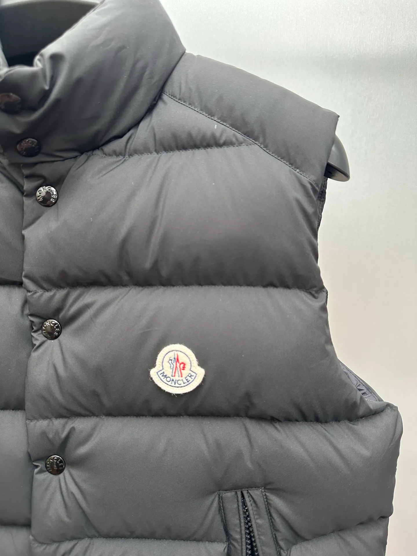 P730 Ceiling Invincible light and comfortable fabric Super comfortable fabric! Down filling with full fill power, premium down⬆️Moncler's latest 2025 lightweight fabric, Tibb men's down vest (new matte matte surface), premium and extremely lightweight. 850+ fill power. Tibb men's down vest is a classic Moncler design item, made of lightweight nylon fabric, with eye-catching color matching.  The Tibb men's down vest is a classic Moncler item, inspired by the iconic archival silhouette of the 1980s. Made of longue saison fabric, suitable for seasonal changes. This nylon fabric is lightweight and protective. Details • •Filled with 90 new national standard down that has passed Guangzhou Inspection • Collar with snap buttons • Zipper closure • Zipper pockets • Size reference • Regular fit • Close-fitting shoulders and chest, square waist • Color Black/Khaki Size: 1-5 Couple style