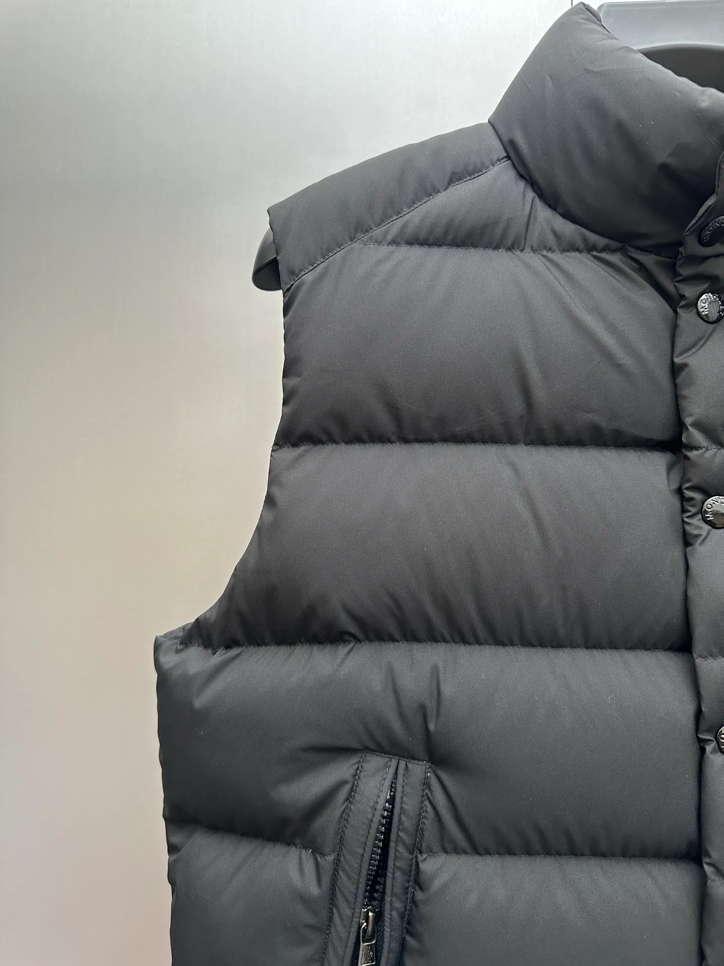 P730 Ceiling Invincible light and comfortable fabric Super comfortable fabric! Down filling with full fill power, premium down⬆️Moncler's latest 2025 lightweight fabric, Tibb men's down vest (new matte matte surface), premium and extremely lightweight. 850+ fill power. Tibb men's down vest is a classic Moncler design item, made of lightweight nylon fabric, with eye-catching color matching.  The Tibb men's down vest is a classic Moncler item, inspired by the iconic archival silhouette of the 1980s. Made of longue saison fabric, suitable for seasonal changes. This nylon fabric is lightweight and protective. Details • •Filled with 90 new national standard down that has passed Guangzhou Inspection • Collar with snap buttons • Zipper closure • Zipper pockets • Size reference • Regular fit • Close-fitting shoulders and chest, square waist • Color Black/Khaki Size: 1-5 Couple style
