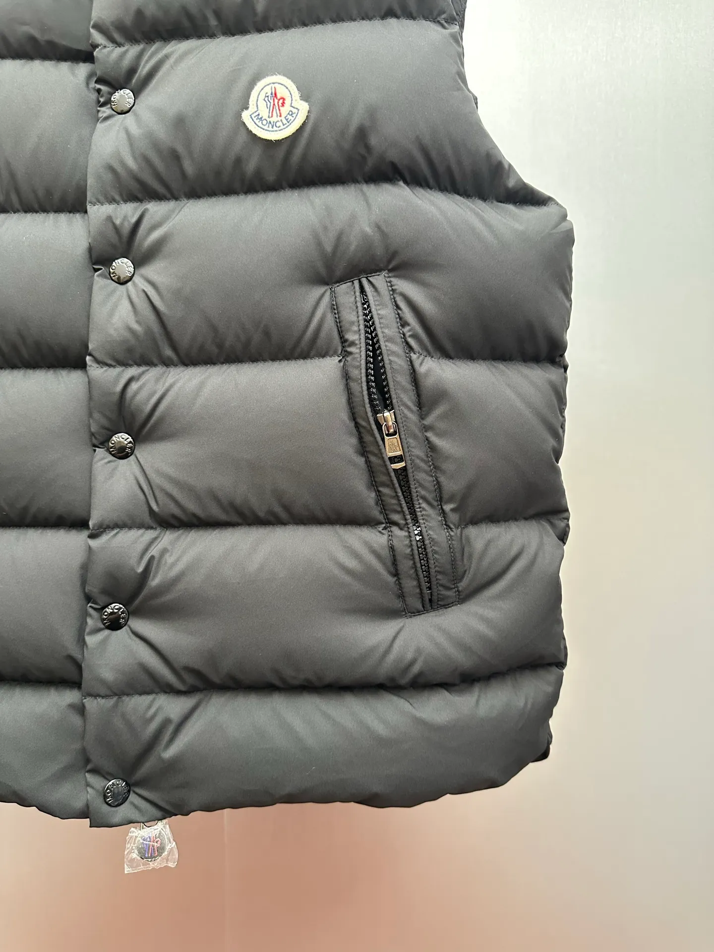 P730 Ceiling Invincible light and comfortable fabric Super comfortable fabric! Down filling with full fill power, premium down⬆️Moncler's latest 2025 lightweight fabric, Tibb men's down vest (new matte matte surface), premium and extremely lightweight. 850+ fill power. Tibb men's down vest is a classic Moncler design item, made of lightweight nylon fabric, with eye-catching color matching.  The Tibb men's down vest is a classic Moncler item, inspired by the iconic archival silhouette of the 1980s. Made of longue saison fabric, suitable for seasonal changes. This nylon fabric is lightweight and protective. Details • •Filled with 90 new national standard down that has passed Guangzhou Inspection • Collar with snap buttons • Zipper closure • Zipper pockets • Size reference • Regular fit • Close-fitting shoulders and chest, square waist • Color Black/Khaki Size: 1-5 Couple style