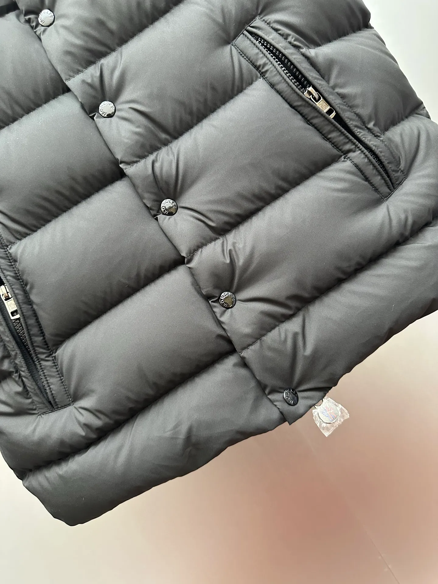 P730 Ceiling Invincible light and comfortable fabric Super comfortable fabric! Down filling with full fill power, premium down⬆️Moncler's latest 2025 lightweight fabric, Tibb men's down vest (new matte matte surface), premium and extremely lightweight. 850+ fill power. Tibb men's down vest is a classic Moncler design item, made of lightweight nylon fabric, with eye-catching color matching.  The Tibb men's down vest is a classic Moncler item, inspired by the iconic archival silhouette of the 1980s. Made of longue saison fabric, suitable for seasonal changes. This nylon fabric is lightweight and protective. Details • •Filled with 90 new national standard down that has passed Guangzhou Inspection • Collar with snap buttons • Zipper closure • Zipper pockets • Size reference • Regular fit • Close-fitting shoulders and chest, square waist • Color Black/Khaki Size: 1-5 Couple style