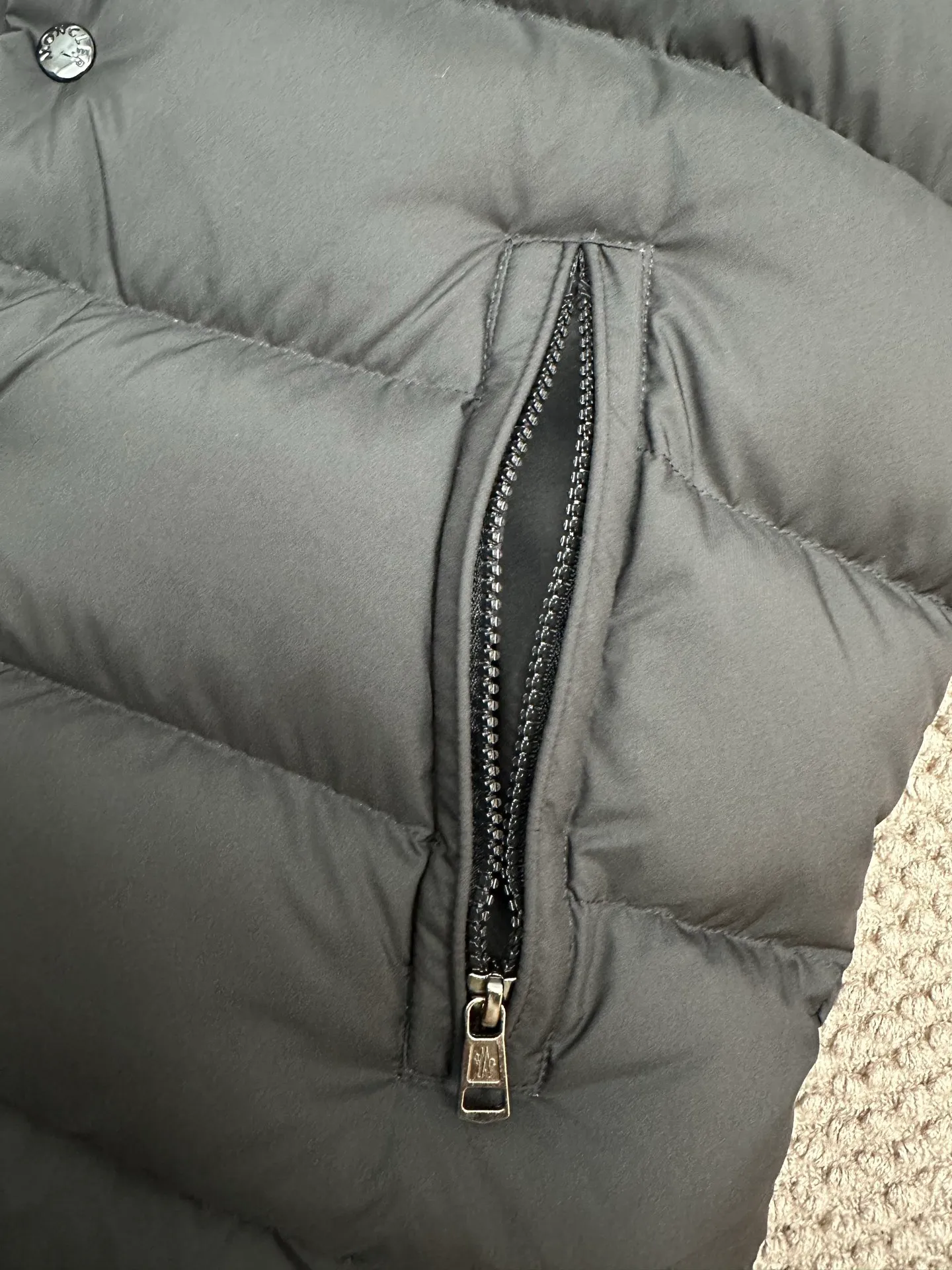 P730 Ceiling Invincible light and comfortable fabric Super comfortable fabric! Down filling with full fill power, premium down⬆️Moncler's latest 2025 lightweight fabric, Tibb men's down vest (new matte matte surface), premium and extremely lightweight. 850+ fill power. Tibb men's down vest is a classic Moncler design item, made of lightweight nylon fabric, with eye-catching color matching.  The Tibb men's down vest is a classic Moncler item, inspired by the iconic archival silhouette of the 1980s. Made of longue saison fabric, suitable for seasonal changes. This nylon fabric is lightweight and protective. Details • •Filled with 90 new national standard down that has passed Guangzhou Inspection • Collar with snap buttons • Zipper closure • Zipper pockets • Size reference • Regular fit • Close-fitting shoulders and chest, square waist • Color Black/Khaki Size: 1-5 Couple style