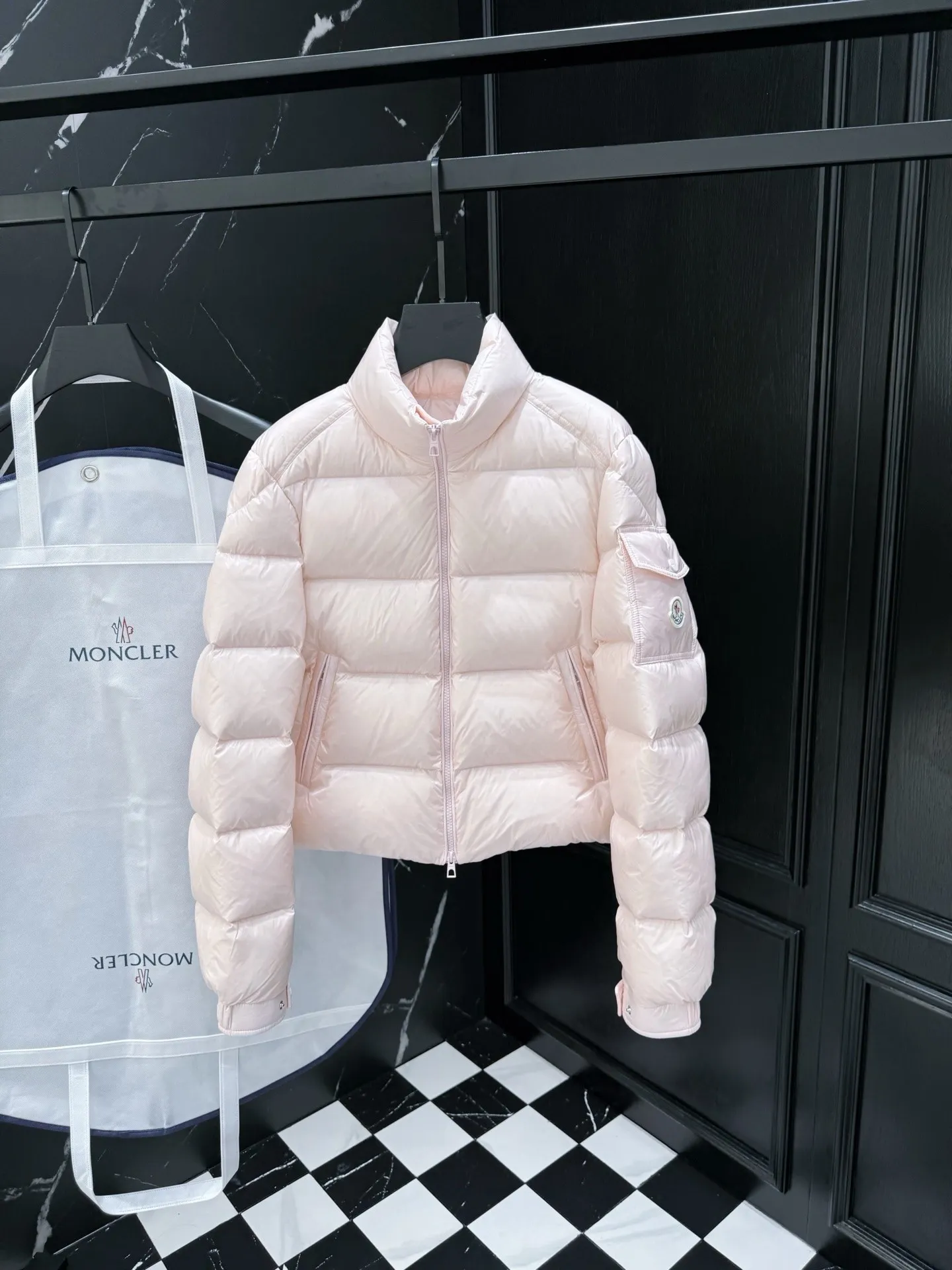 P760 moncler 🌟down jacket, original custom-made hardware accessories, all imported and original customization, welcome to compare, absolutely high quality, using top-grade 90 white duck down, super soft, fluffy and plump, super heavy-duty, excellent fabric workmanship, perfect version, note⚠fabric is super comfortable, exclusive model, non-market product, women's model, color: black, white, pink, size: 1234