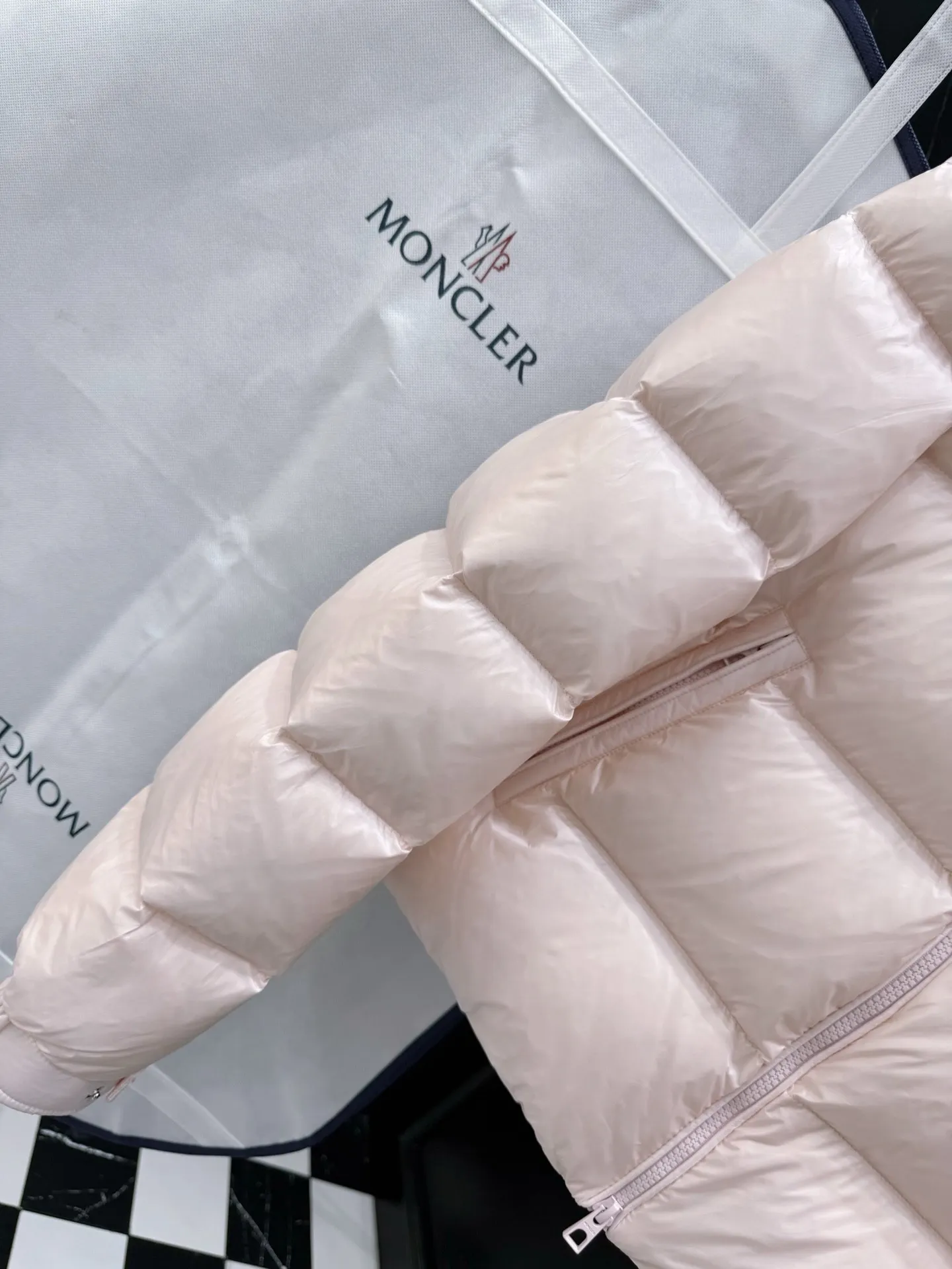 P760 moncler 🌟down jacket, original custom-made hardware accessories, all imported and original customization, welcome to compare, absolutely high quality, using top-grade 90 white duck down, super soft, fluffy and plump, super heavy-duty, excellent fabric workmanship, perfect version, note⚠fabric is super comfortable, exclusive model, non-market product, women's model, color: black, white, pink, size: 1234