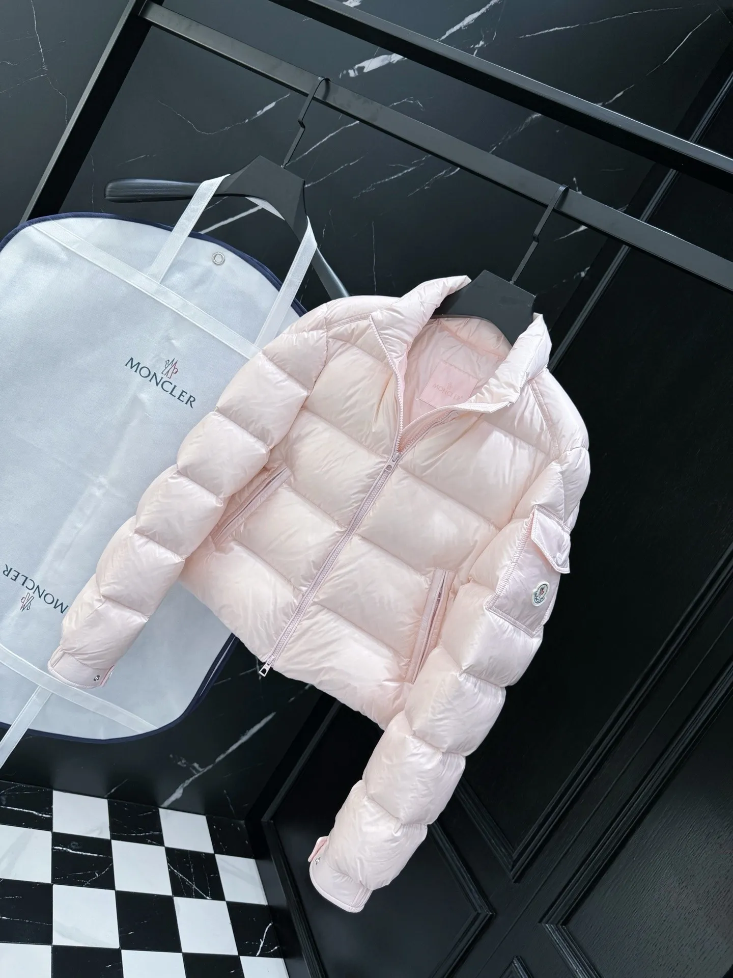 P760 moncler 🌟down jacket, original custom-made hardware accessories, all imported and original customization, welcome to compare, absolutely high quality, using top-grade 90 white duck down, super soft, fluffy and plump, super heavy-duty, excellent fabric workmanship, perfect version, note⚠fabric is super comfortable, exclusive model, non-market product, women's model, color: black, white, pink, size: 1234
