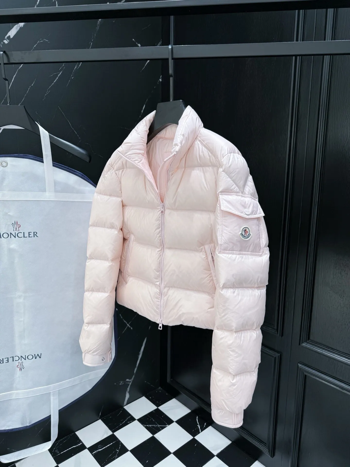 P760 moncler 🌟down jacket, original custom-made hardware accessories, all imported and original customization, welcome to compare, absolutely high quality, using top-grade 90 white duck down, super soft, fluffy and plump, super heavy-duty, excellent fabric workmanship, perfect version, note⚠fabric is super comfortable, exclusive model, non-market product, women's model, color: black, white, pink, size: 1234