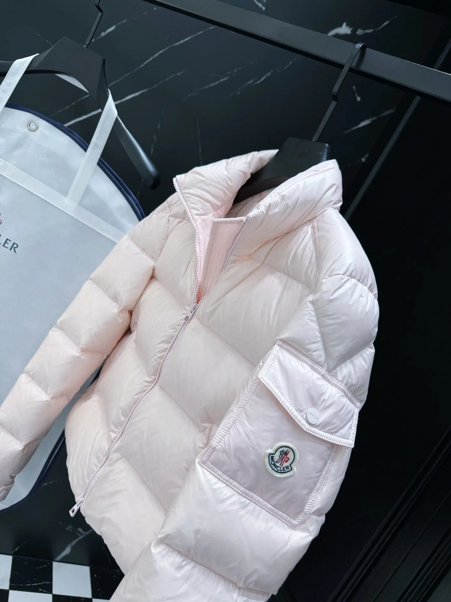 P760 moncler 🌟down jacket, original custom-made hardware accessories, all imported and original customization, welcome to compare, absolutely high quality, using top-grade 90 white duck down, super soft, fluffy and plump, super heavy-duty, excellent fabric workmanship, perfect version, note⚠fabric is super comfortable, exclusive model, non-market product, women's model, color: black, white, pink, size: 1234