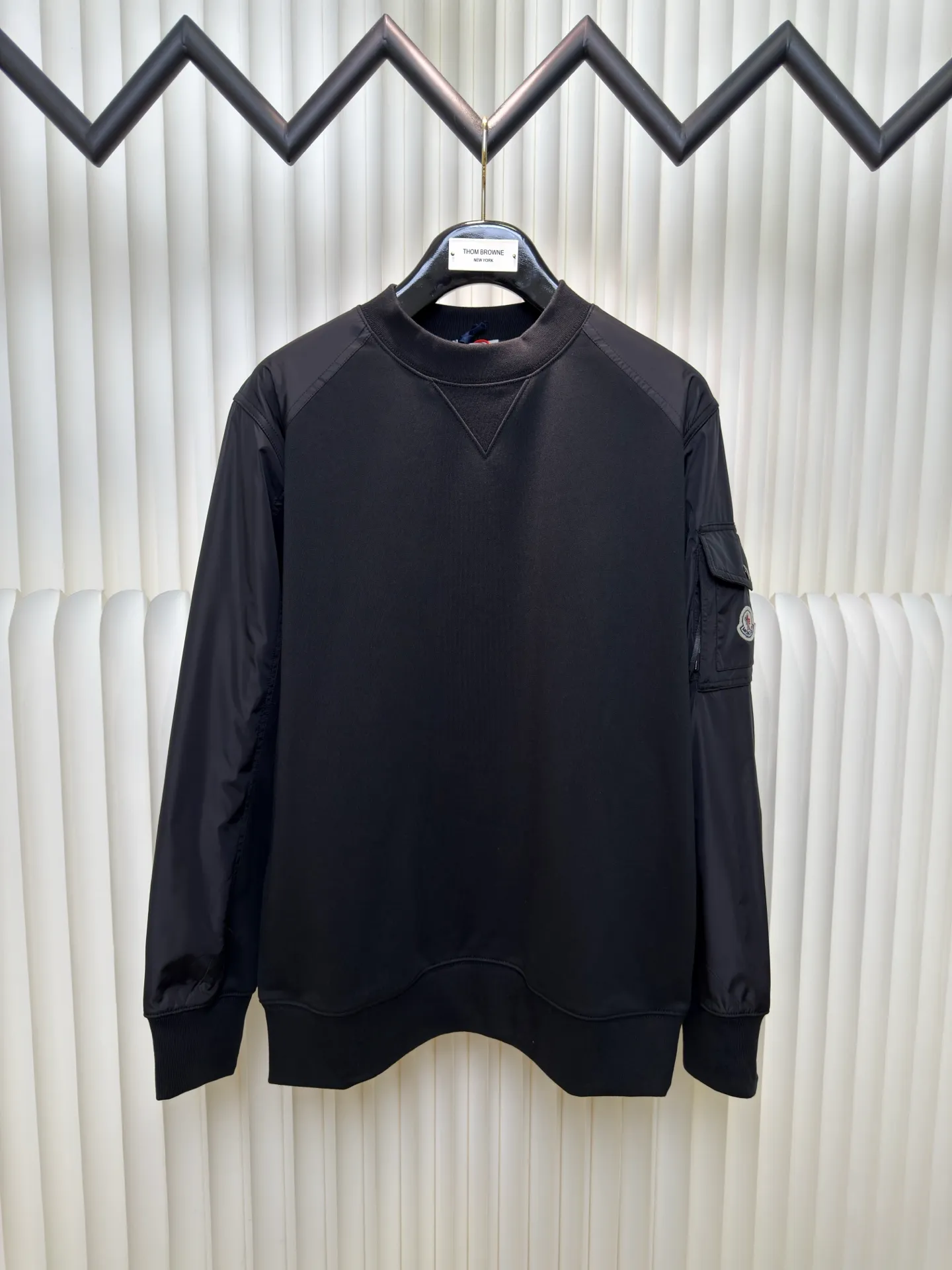P420 Moncler logo patch pocket splicing sweatshirt with mouth, customized soft velvet cotton blend warm core material and tough nylon high-density woven material, smooth and delicate, comfortable and close to the skin, with a touch of deep black as the base, quietly drawing a triangular world on the chest. The iconic Moncler logo embroidered logo decorates the sleeves. Integrated nylon fabric embellishes the square silhouette. Cross-disciplinary aesthetic grafting. Exquisite small pocket design reveals a flexible and relaxed beauty. Deconstruct the attitude of the modern gentleman and show his taste in silence. Needle and shuttle stitching technology can make full use of the respective advantages of knitted fabrics and woven fabrics. By choosing the appropriate sewing process and stitches, the splicing parts can be ensured to be strong and beautiful. Template machine bag opening. The preset template guides the position, shape and size of the bag opening. The accuracy ensures the quality of the bag opening effect. The fabrics have been washed. The hand feel and texture are better. Not easy to deform. Not easy to shrink. Not easy to fade. Maintain long-term beauty. Pattern: Loose fit Size: S M L XL