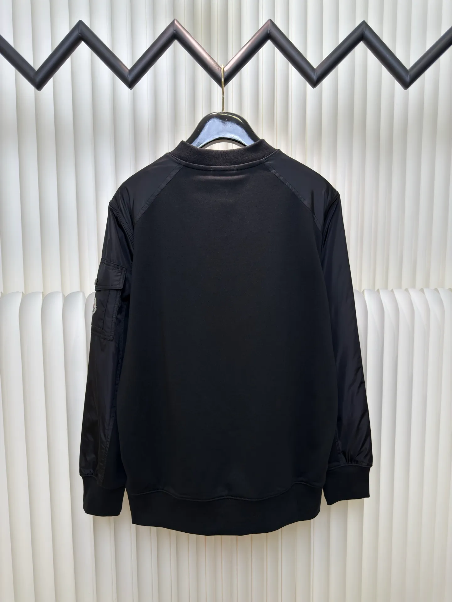 P420 Moncler logo patch pocket splicing sweatshirt with mouth, customized soft velvet cotton blend warm core material and tough nylon high-density woven material, smooth and delicate, comfortable and close to the skin, with a touch of deep black as the base, quietly drawing a triangular world on the chest. The iconic Moncler logo embroidered logo decorates the sleeves. Integrated nylon fabric embellishes the square silhouette. Cross-disciplinary aesthetic grafting. Exquisite small pocket design reveals a flexible and relaxed beauty. Deconstruct the attitude of the modern gentleman and show his taste in silence. Needle and shuttle stitching technology can make full use of the respective advantages of knitted fabrics and woven fabrics. By choosing the appropriate sewing process and stitches, the splicing parts can be ensured to be strong and beautiful. Template machine bag opening. The preset template guides the position, shape and size of the bag opening. The accuracy ensures the quality of the bag opening effect. The fabrics have been washed. The hand feel and texture are better. Not easy to deform. Not easy to shrink. Not easy to fade. Maintain long-term beauty. Pattern: Loose fit Size: S M L XL