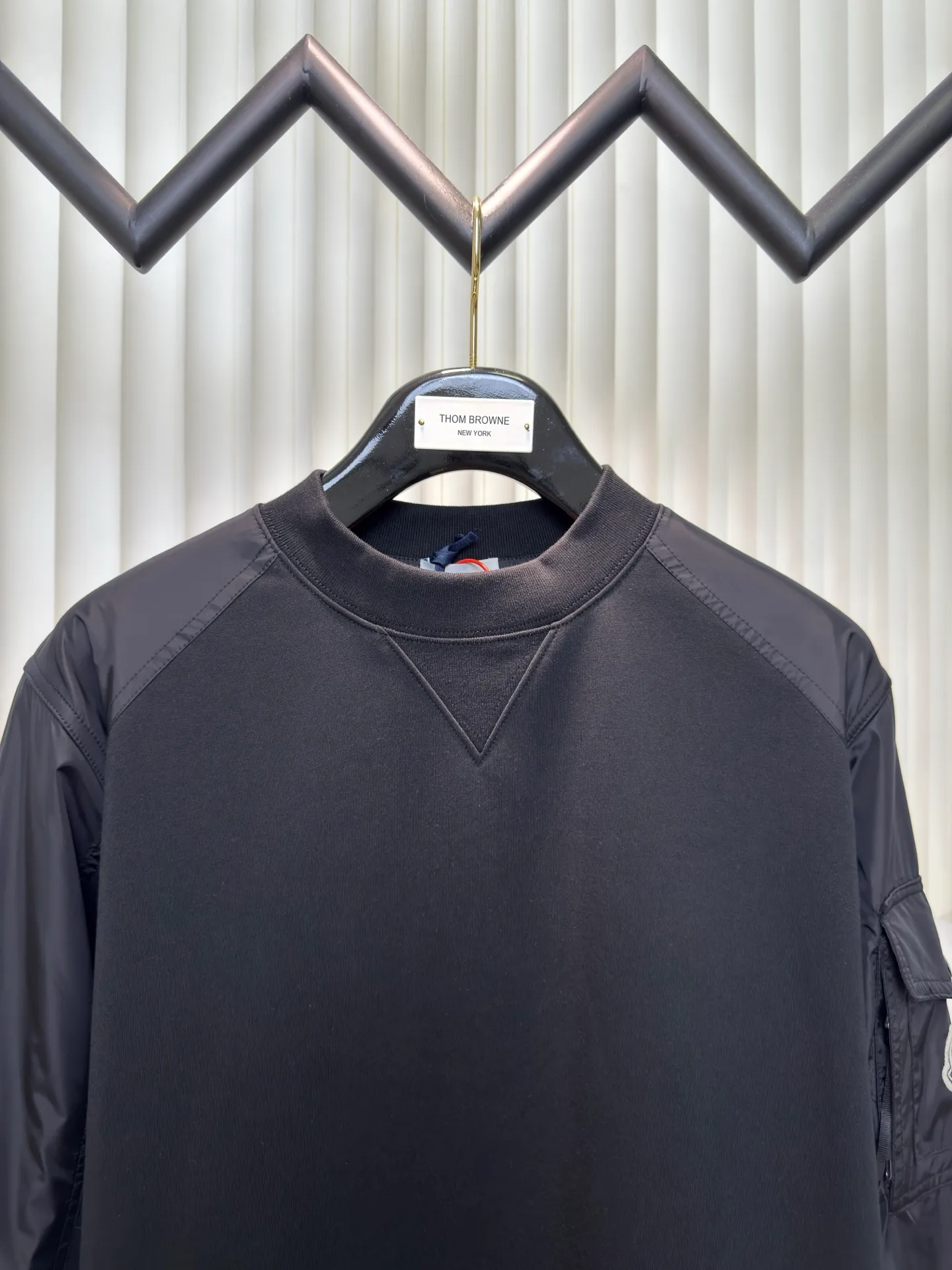P420 Moncler logo patch pocket splicing sweatshirt with mouth, customized soft velvet cotton blend warm core material and tough nylon high-density woven material, smooth and delicate, comfortable and close to the skin, with a touch of deep black as the base, quietly drawing a triangular world on the chest. The iconic Moncler logo embroidered logo decorates the sleeves. Integrated nylon fabric embellishes the square silhouette. Cross-disciplinary aesthetic grafting. Exquisite small pocket design reveals a flexible and relaxed beauty. Deconstruct the attitude of the modern gentleman and show his taste in silence. Needle and shuttle stitching technology can make full use of the respective advantages of knitted fabrics and woven fabrics. By choosing the appropriate sewing process and stitches, the splicing parts can be ensured to be strong and beautiful. Template machine bag opening. The preset template guides the position, shape and size of the bag opening. The accuracy ensures the quality of the bag opening effect. The fabrics have been washed. The hand feel and texture are better. Not easy to deform. Not easy to shrink. Not easy to fade. Maintain long-term beauty. Pattern: Loose fit Size: S M L XL