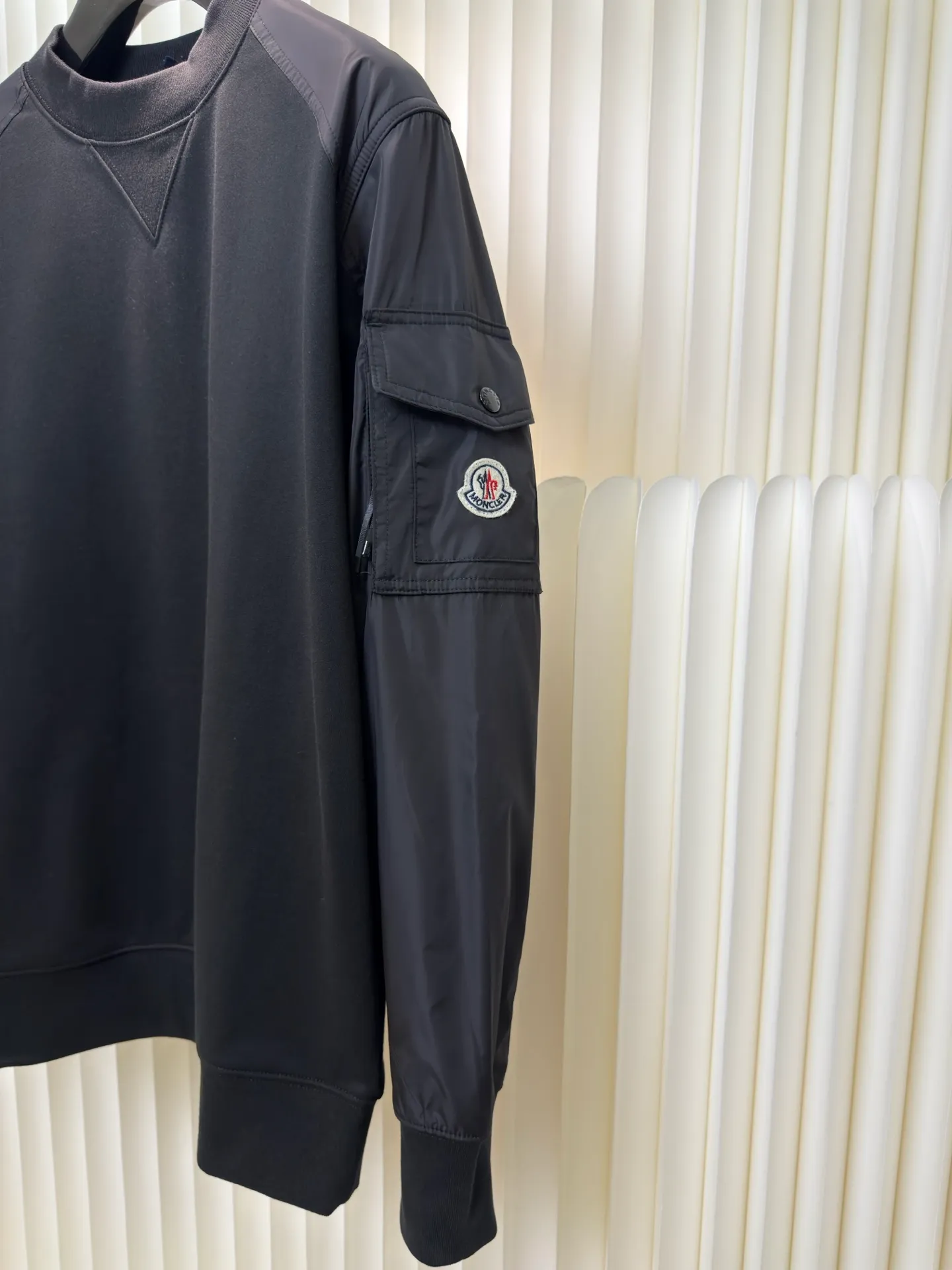 P420 Moncler logo patch pocket splicing sweatshirt with mouth, customized soft velvet cotton blend warm core material and tough nylon high-density woven material, smooth and delicate, comfortable and close to the skin, with a touch of deep black as the base, quietly drawing a triangular world on the chest. The iconic Moncler logo embroidered logo decorates the sleeves. Integrated nylon fabric embellishes the square silhouette. Cross-disciplinary aesthetic grafting. Exquisite small pocket design reveals a flexible and relaxed beauty. Deconstruct the attitude of the modern gentleman and show his taste in silence. Needle and shuttle stitching technology can make full use of the respective advantages of knitted fabrics and woven fabrics. By choosing the appropriate sewing process and stitches, the splicing parts can be ensured to be strong and beautiful. Template machine bag opening. The preset template guides the position, shape and size of the bag opening. The accuracy ensures the quality of the bag opening effect. The fabrics have been washed. The hand feel and texture are better. Not easy to deform. Not easy to shrink. Not easy to fade. Maintain long-term beauty. Pattern: Loose fit Size: S M L XL