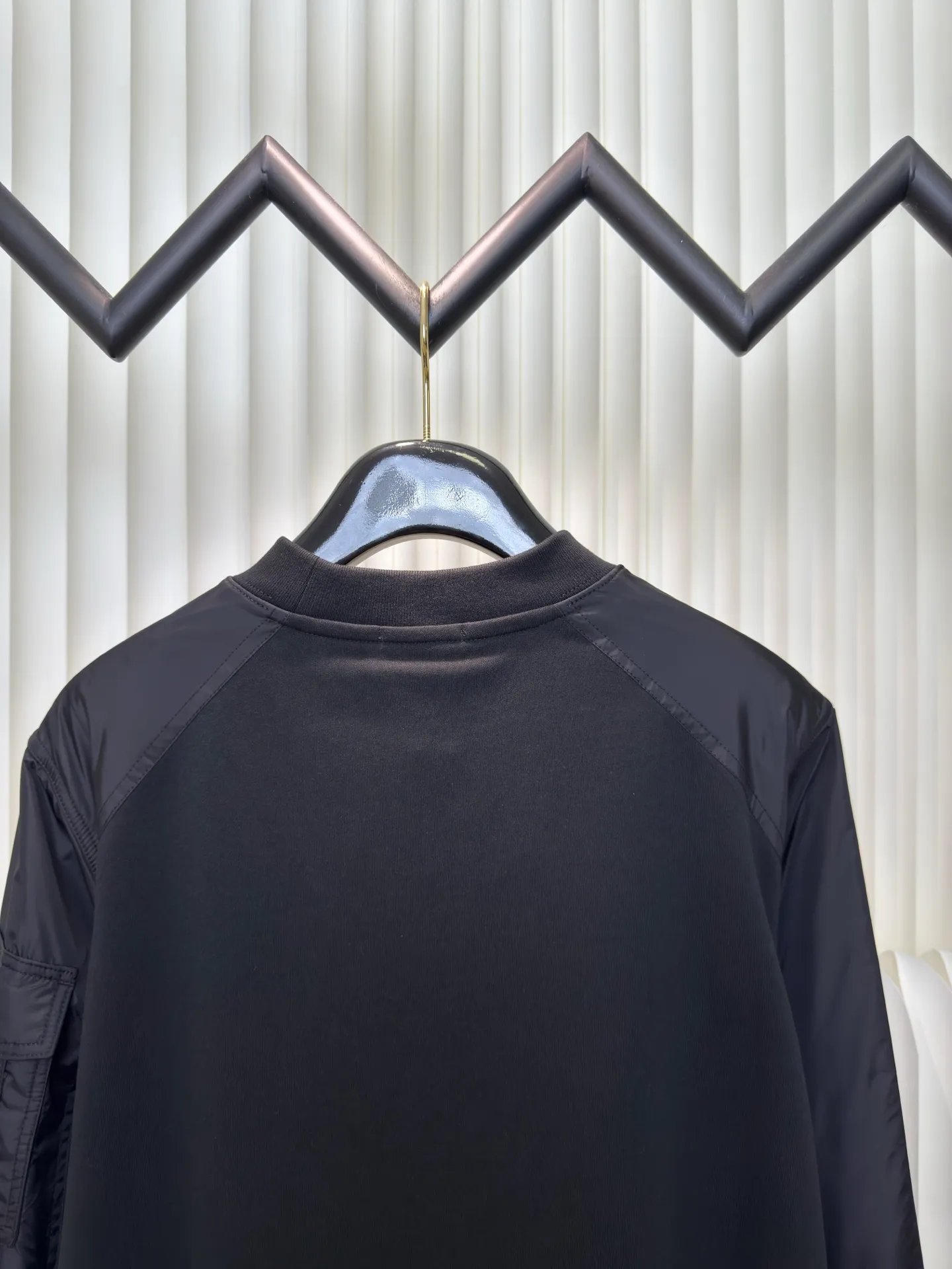 P420 Moncler logo patch pocket splicing sweatshirt with mouth, customized soft velvet cotton blend warm core material and tough nylon high-density woven material, smooth and delicate, comfortable and close to the skin, with a touch of deep black as the base, quietly drawing a triangular world on the chest. The iconic Moncler logo embroidered logo decorates the sleeves. Integrated nylon fabric embellishes the square silhouette. Cross-disciplinary aesthetic grafting. Exquisite small pocket design reveals a flexible and relaxed beauty. Deconstruct the attitude of the modern gentleman and show his taste in silence. Needle and shuttle stitching technology can make full use of the respective advantages of knitted fabrics and woven fabrics. By choosing the appropriate sewing process and stitches, the splicing parts can be ensured to be strong and beautiful. Template machine bag opening. The preset template guides the position, shape and size of the bag opening. The accuracy ensures the quality of the bag opening effect. The fabrics have been washed. The hand feel and texture are better. Not easy to deform. Not easy to shrink. Not easy to fade. Maintain long-term beauty. Pattern: Loose fit Size: S M L XL