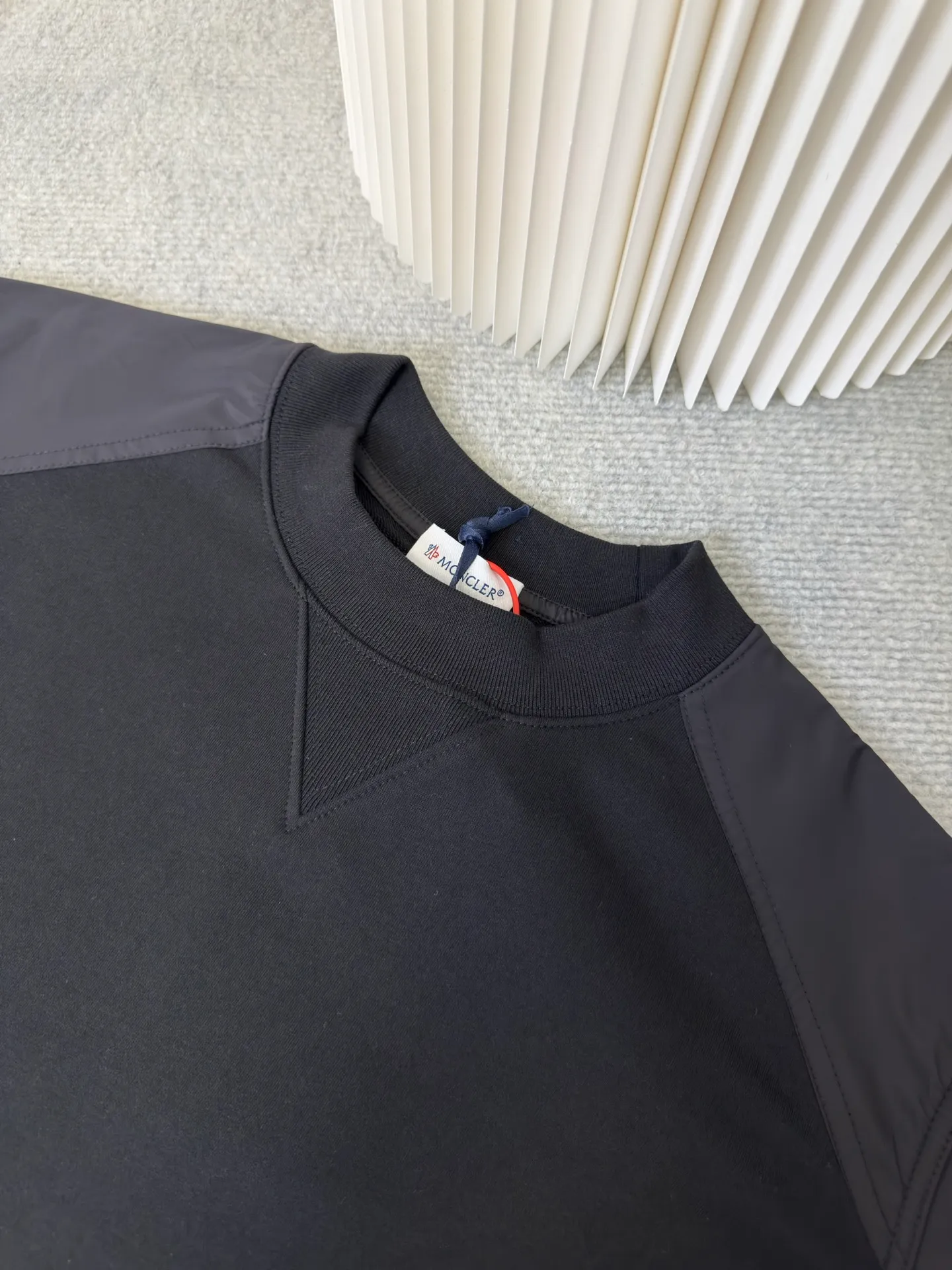 P420 Moncler logo patch pocket splicing sweatshirt with mouth, customized soft velvet cotton blend warm core material and tough nylon high-density woven material, smooth and delicate, comfortable and close to the skin, with a touch of deep black as the base, quietly drawing a triangular world on the chest. The iconic Moncler logo embroidered logo decorates the sleeves. Integrated nylon fabric embellishes the square silhouette. Cross-disciplinary aesthetic grafting. Exquisite small pocket design reveals a flexible and relaxed beauty. Deconstruct the attitude of the modern gentleman and show his taste in silence. Needle and shuttle stitching technology can make full use of the respective advantages of knitted fabrics and woven fabrics. By choosing the appropriate sewing process and stitches, the splicing parts can be ensured to be strong and beautiful. Template machine bag opening. The preset template guides the position, shape and size of the bag opening. The accuracy ensures the quality of the bag opening effect. The fabrics have been washed. The hand feel and texture are better. Not easy to deform. Not easy to shrink. Not easy to fade. Maintain long-term beauty. Pattern: Loose fit Size: S M L XL