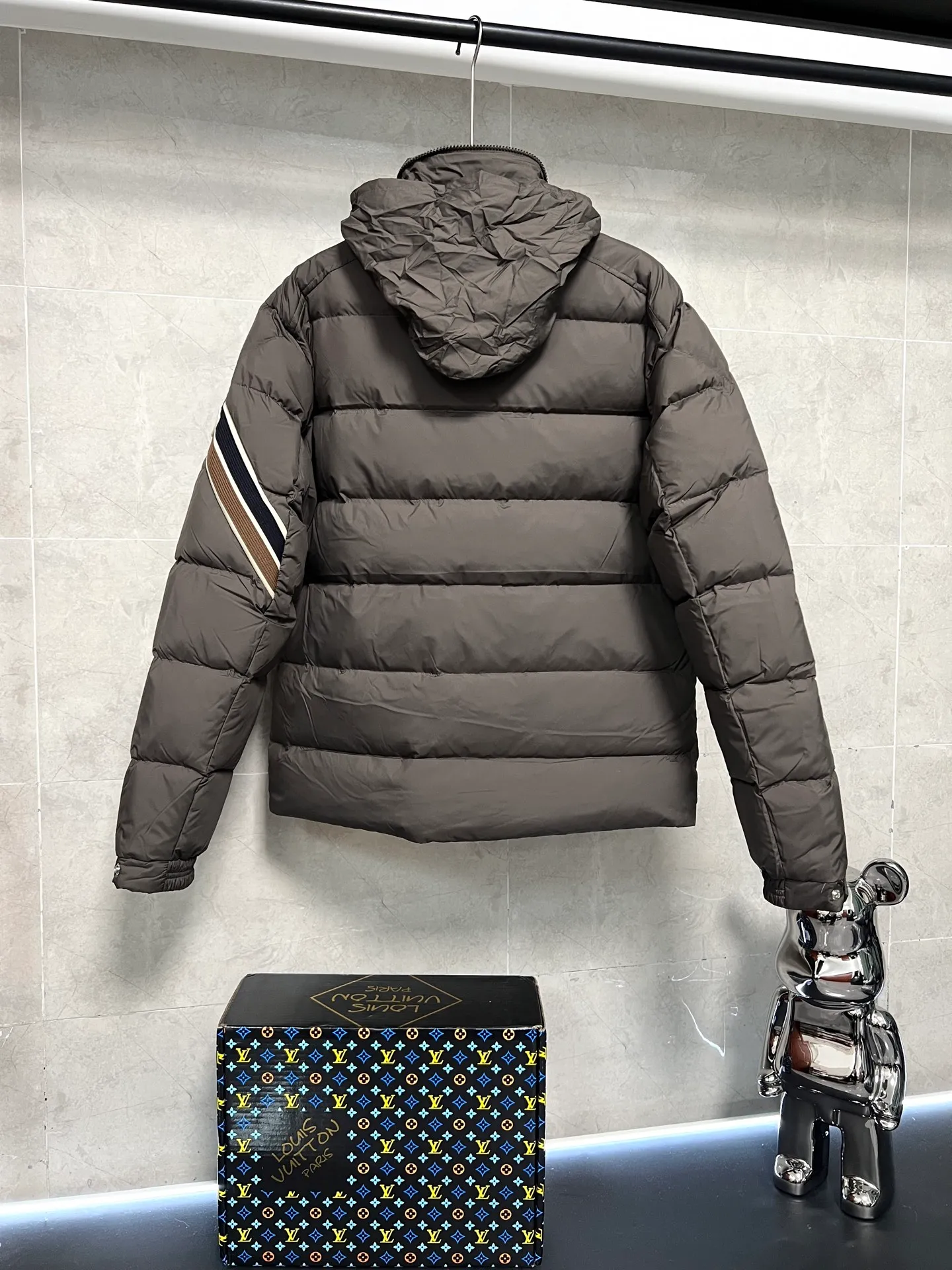 P880 MonclerSolayan men's short down jacket is decorated with seasonal iconic stripe details, blending sportsmanship and timeless style. Solayan down is made of micro chic fabrics and has a tough square shape design, highlighting Moncler's sportsmanship. This cropped style features tricolor stripes on the sleeves for a seasonal interpretation of the brand's signature. Comes with a practical pull-out hood. Color: Black Dark Brown Size: 12345