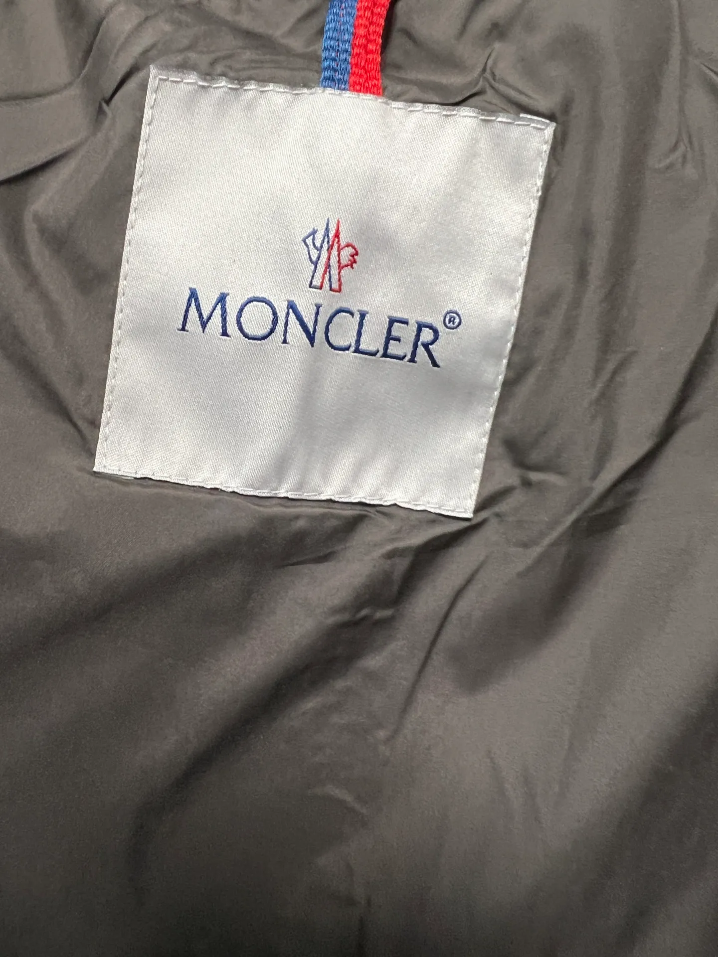 P880 MonclerSolayan men's short down jacket is decorated with seasonal iconic stripe details, blending sportsmanship and timeless style. Solayan down is made of micro chic fabrics and has a tough square shape design, highlighting Moncler's sportsmanship. This cropped style features tricolor stripes on the sleeves for a seasonal interpretation of the brand's signature. Comes with a practical pull-out hood. Color: Black Dark Brown Size: 12345