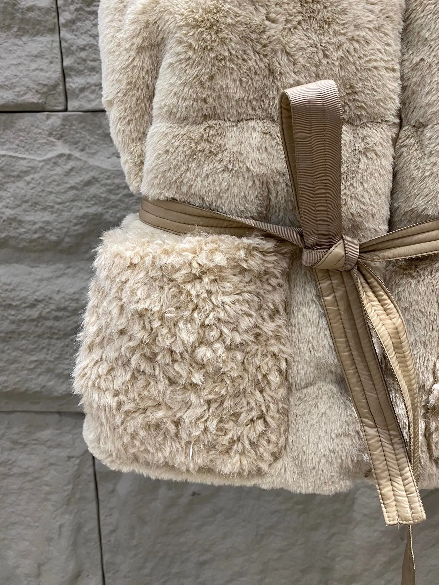 P820 ​​Moncler Moncler 25 New Joui Women's Waist Synthetic Material and Teddy Down Vest The Joui down vest is made of synthetic materials and interprets classic styles with exquisite style. Featuring teddy fleece style details and a blend of different finishes. This insulated piece has a detachable waistband that flatters your figure and adds a feminine touch to cold-weather looks. Color: light beige Size: 0/1/2
