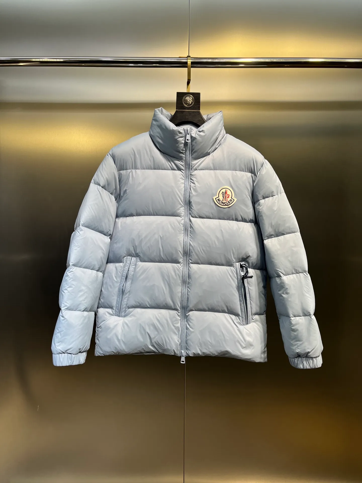 P760 Moncler Citala🌟 Short men's down jacket. Looking at it, there is no other version on the market that can match it. 130w + one ton of premium European gooseneck velvet filling. 850+ fill power, which is twice as thick as the market version and twice as light. Citala men's short down jacket is made of pop-colored light fabric, highlighting the vitality of the series. Made from lightweight nylon with a longue saison lining, the Citala down jacket is comfortable and warm without being bulky. This cropped down jacket has a comfortable fit, a signature turtleneck and a quilted, checkered silhouette. Details size: 12345