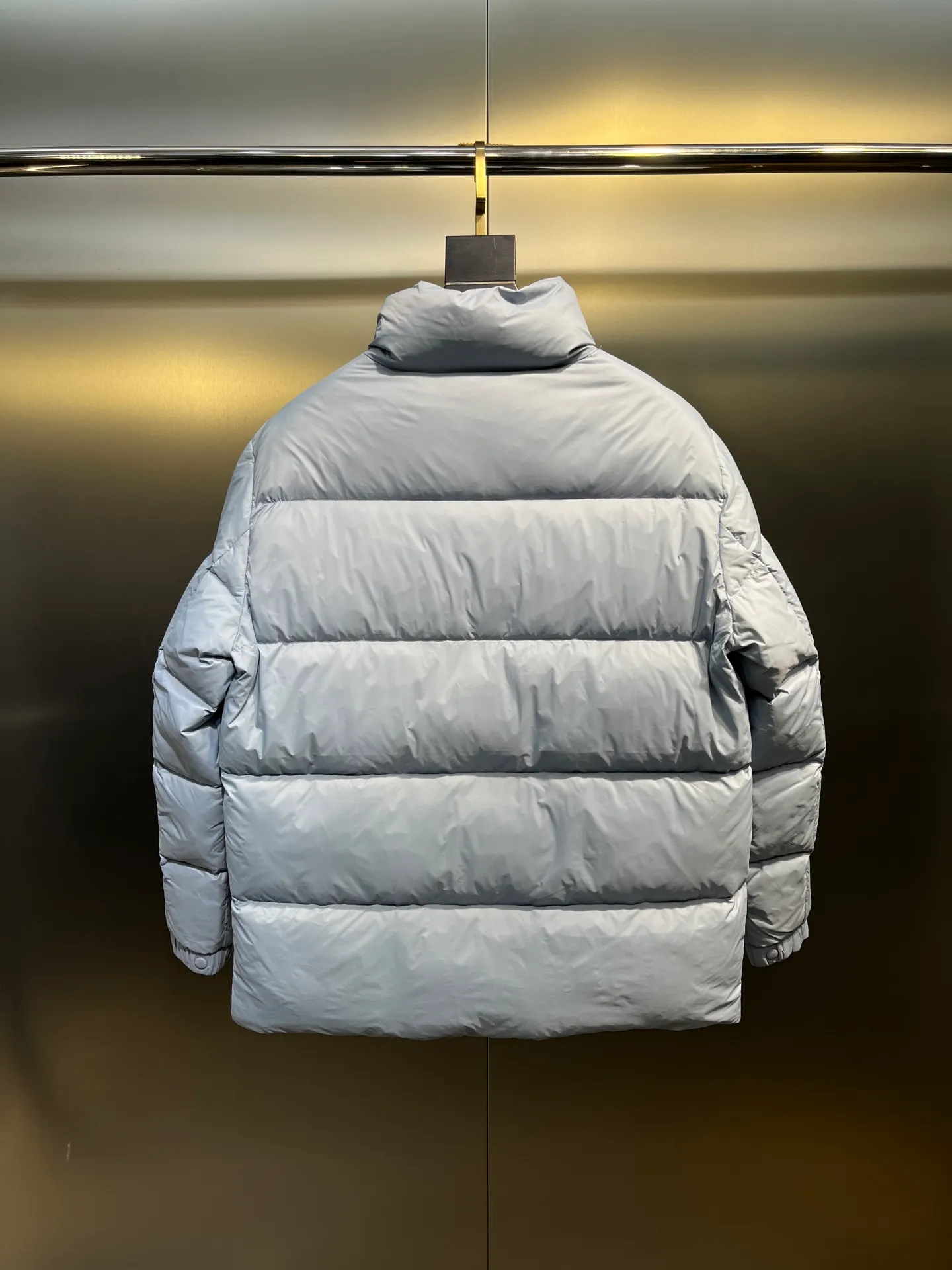 P760 Moncler Citala🌟 Short men's down jacket. Looking at it, there is no other version on the market that can match it. 130w + one ton of premium European gooseneck velvet filling. 850+ fill power, which is twice as thick as the market version and twice as light. Citala men's short down jacket is made of pop-colored light fabric, highlighting the vitality of the series. Made from lightweight nylon with a longue saison lining, the Citala down jacket is comfortable and warm without being bulky. This cropped down jacket has a comfortable fit, a signature turtleneck and a quilted, checkered silhouette. Details size: 12345