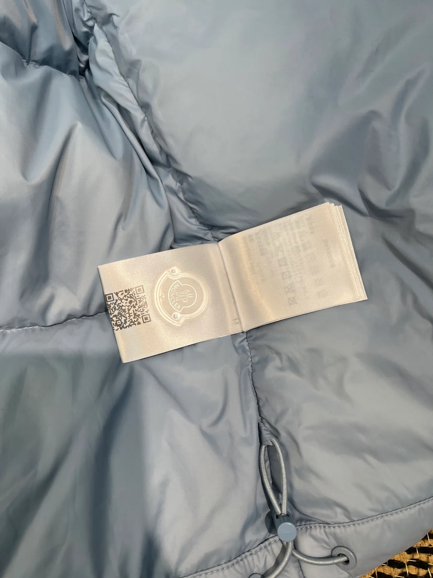P760 Moncler Citala🌟 Short men's down jacket. Looking at it, there is no other version on the market that can match it. 130w + one ton of premium European gooseneck velvet filling. 850+ fill power, which is twice as thick as the market version and twice as light. Citala men's short down jacket is made of pop-colored light fabric, highlighting the vitality of the series. Made from lightweight nylon with a longue saison lining, the Citala down jacket is comfortable and warm without being bulky. This cropped down jacket has a comfortable fit, a signature turtleneck and a quilted, checkered silhouette. Details size: 12345