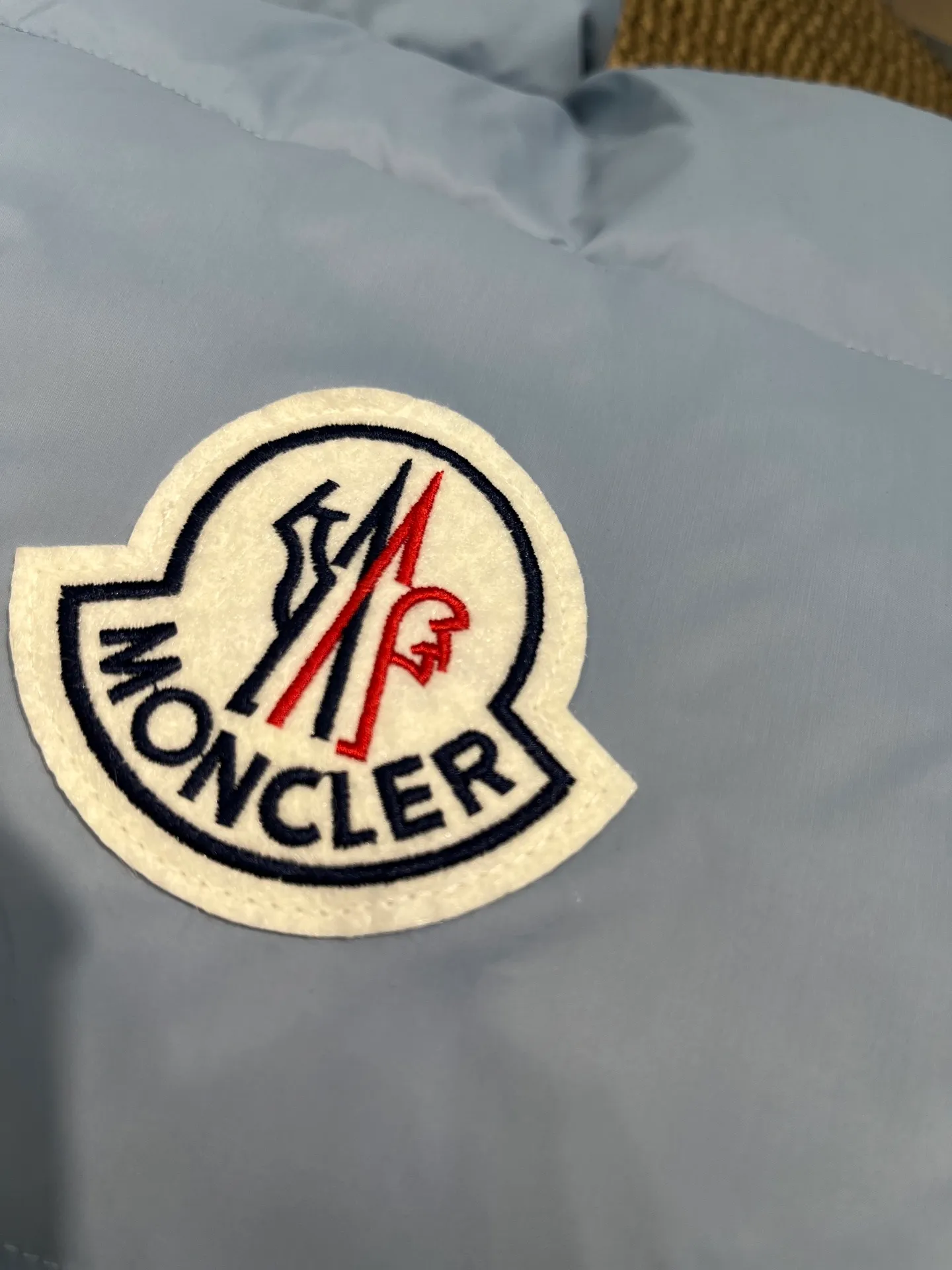 P760 Moncler Citala🌟 Short men's down jacket. Looking at it, there is no other version on the market that can match it. 130w + one ton of premium European gooseneck velvet filling. 850+ fill power, which is twice as thick as the market version and twice as light. Citala men's short down jacket is made of pop-colored light fabric, highlighting the vitality of the series. Made from lightweight nylon with a longue saison lining, the Citala down jacket is comfortable and warm without being bulky. This cropped down jacket has a comfortable fit, a signature turtleneck and a quilted, checkered silhouette. Details size: 12345