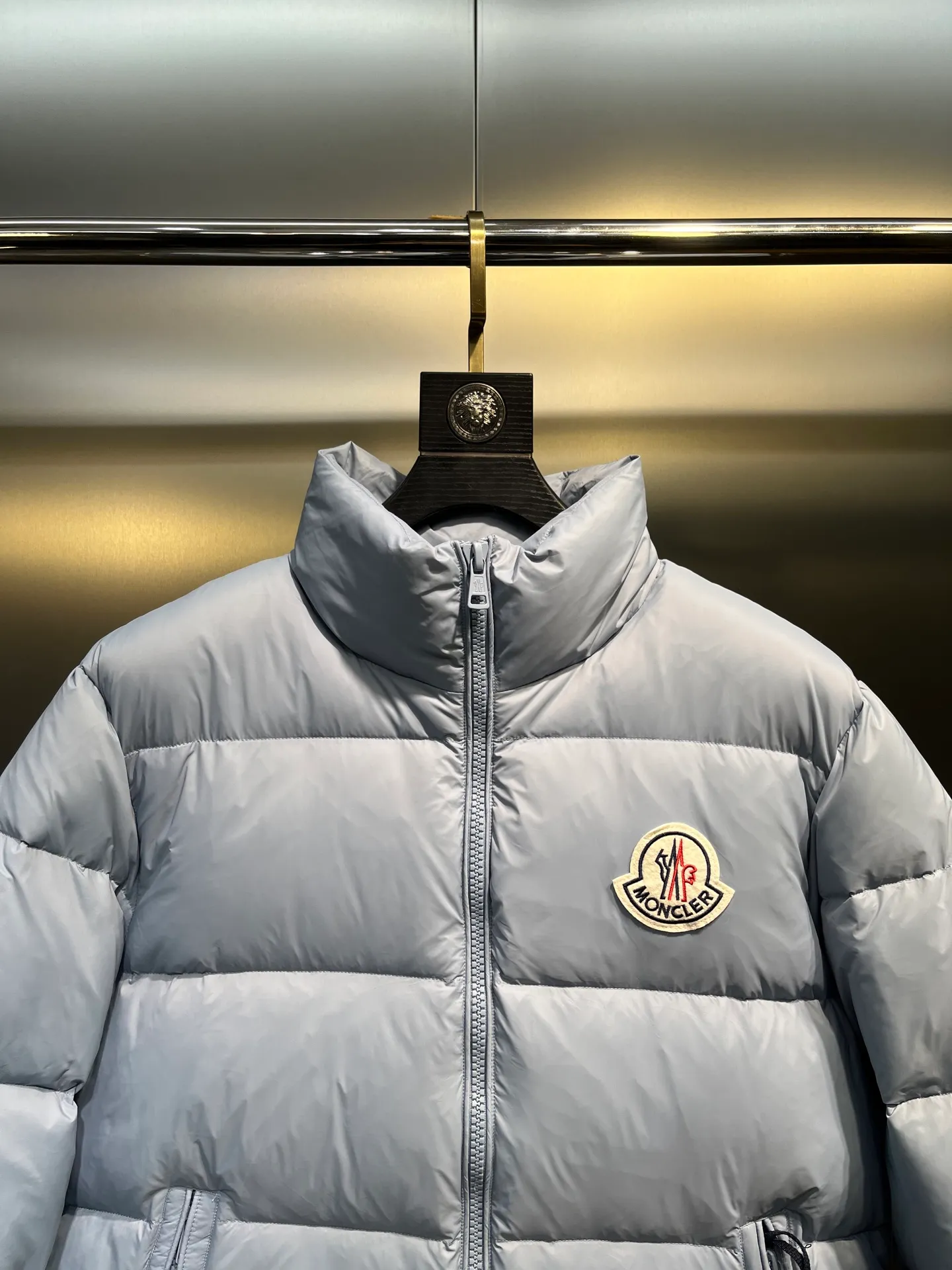 P760 Moncler Citala🌟 Short men's down jacket. Looking at it, there is no other version on the market that can match it. 130w + one ton of premium European gooseneck velvet filling. 850+ fill power, which is twice as thick as the market version and twice as light. Citala men's short down jacket is made of pop-colored light fabric, highlighting the vitality of the series. Made from lightweight nylon with a longue saison lining, the Citala down jacket is comfortable and warm without being bulky. This cropped down jacket has a comfortable fit, a signature turtleneck and a quilted, checkered silhouette. Details size: 12345