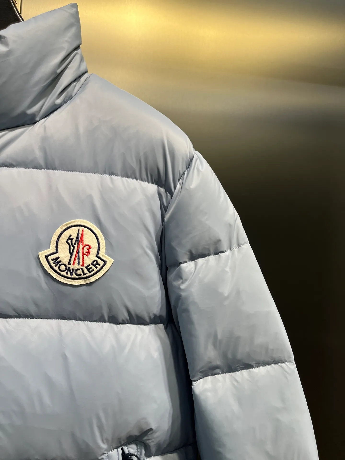 P760 Moncler Citala🌟 Short men's down jacket. Looking at it, there is no other version on the market that can match it. 130w + one ton of premium European gooseneck velvet filling. 850+ fill power, which is twice as thick as the market version and twice as light. Citala men's short down jacket is made of pop-colored light fabric, highlighting the vitality of the series. Made from lightweight nylon with a longue saison lining, the Citala down jacket is comfortable and warm without being bulky. This cropped down jacket has a comfortable fit, a signature turtleneck and a quilted, checkered silhouette. Details size: 12345