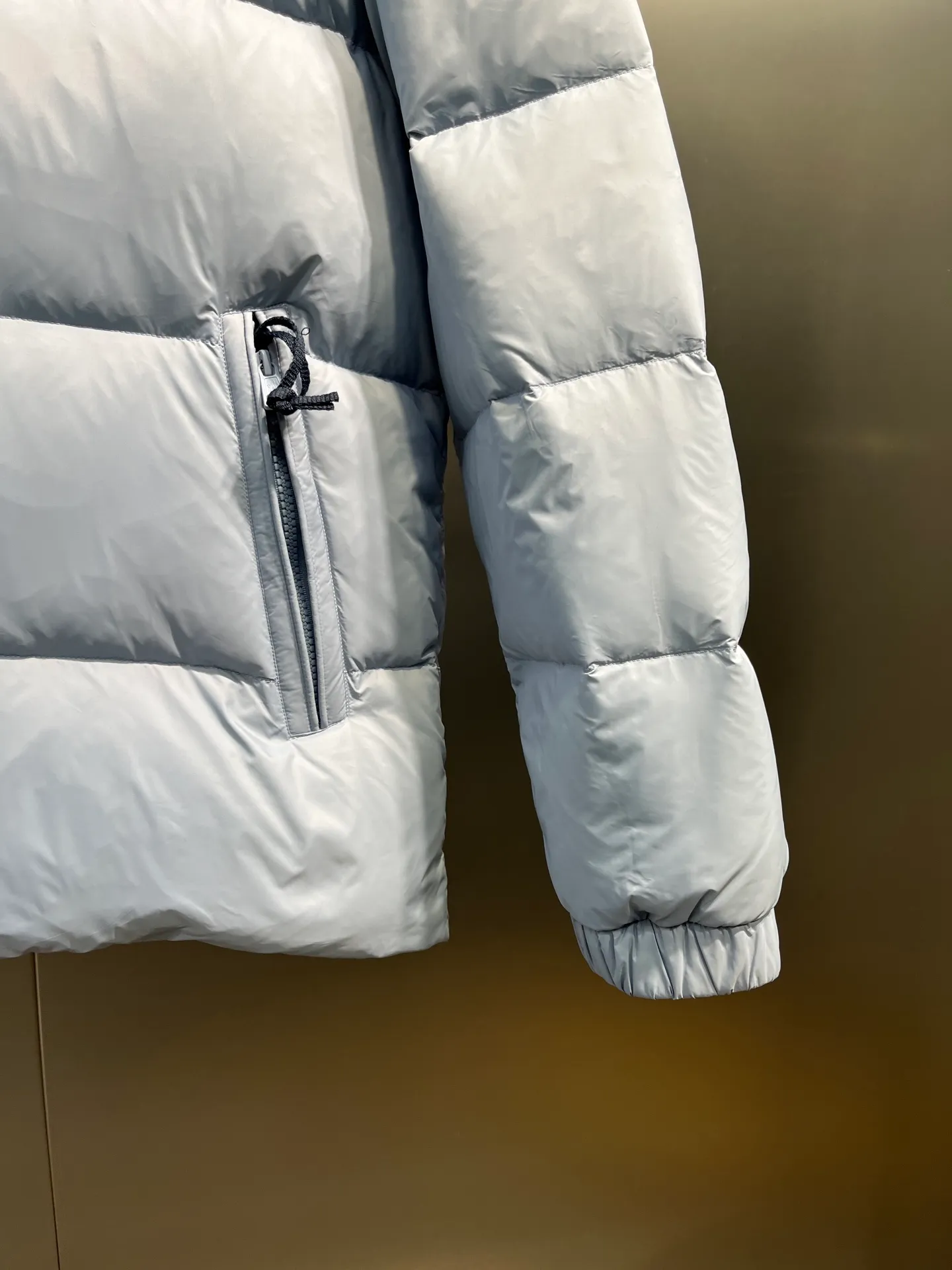 P760 Moncler Citala🌟 Short men's down jacket. Looking at it, there is no other version on the market that can match it. 130w + one ton of premium European gooseneck velvet filling. 850+ fill power, which is twice as thick as the market version and twice as light. Citala men's short down jacket is made of pop-colored light fabric, highlighting the vitality of the series. Made from lightweight nylon with a longue saison lining, the Citala down jacket is comfortable and warm without being bulky. This cropped down jacket has a comfortable fit, a signature turtleneck and a quilted, checkered silhouette. Details size: 12345