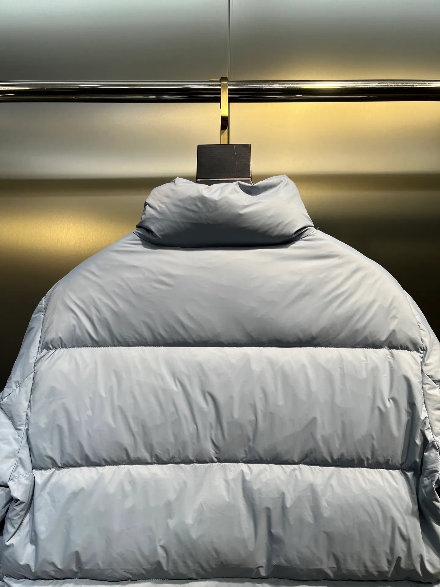 P760 Moncler Citala🌟 Short men's down jacket. Looking at it, there is no other version on the market that can match it. 130w + one ton of premium European gooseneck velvet filling. 850+ fill power, which is twice as thick as the market version and twice as light. Citala men's short down jacket is made of pop-colored light fabric, highlighting the vitality of the series. Made from lightweight nylon with a longue saison lining, the Citala down jacket is comfortable and warm without being bulky. This cropped down jacket has a comfortable fit, a signature turtleneck and a quilted, checkered silhouette. Details size: 12345
