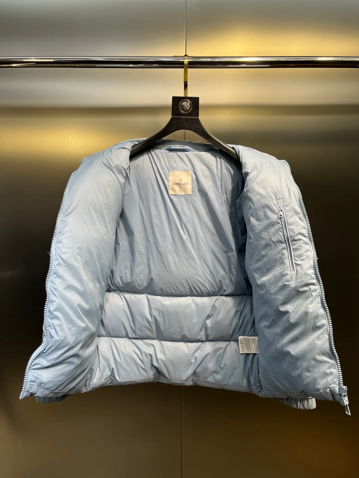 P760 Moncler Citala🌟 Short men's down jacket. Looking at it, there is no other version on the market that can match it. 130w + one ton of premium European gooseneck velvet filling. 850+ fill power, which is twice as thick as the market version and twice as light. Citala men's short down jacket is made of pop-colored light fabric, highlighting the vitality of the series. Made from lightweight nylon with a longue saison lining, the Citala down jacket is comfortable and warm without being bulky. This cropped down jacket has a comfortable fit, a signature turtleneck and a quilted, checkered silhouette. Details size: 12345