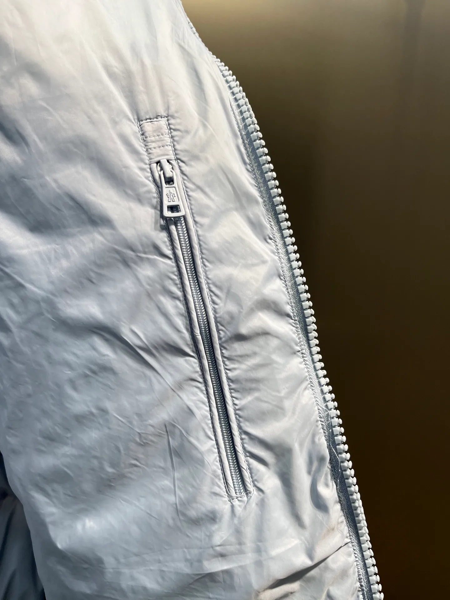 P760 Moncler Citala🌟 Short men's down jacket. Looking at it, there is no other version on the market that can match it. 130w + one ton of premium European gooseneck velvet filling. 850+ fill power, which is twice as thick as the market version and twice as light. Citala men's short down jacket is made of pop-colored light fabric, highlighting the vitality of the series. Made from lightweight nylon with a longue saison lining, the Citala down jacket is comfortable and warm without being bulky. This cropped down jacket has a comfortable fit, a signature turtleneck and a quilted, checkered silhouette. Details size: 12345