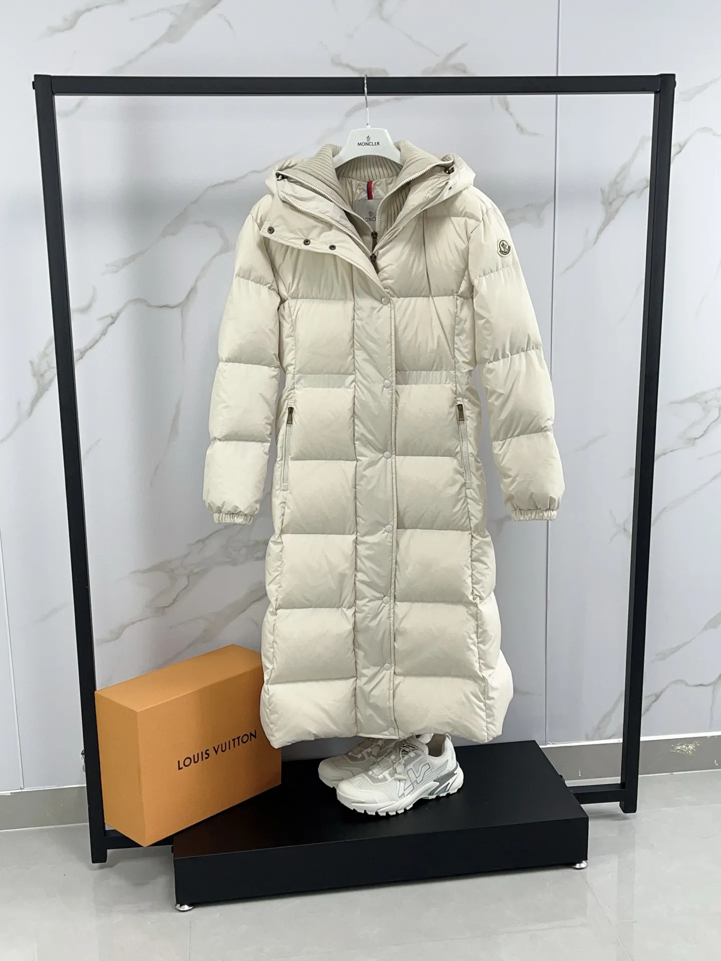 P1360 Moncler Chamer women's hooded long down jacket. Fake two-piece knitted down jacket with large lapel design. Gentle temperament on the upper body. Original 1:1 customized hardware accessories are all imported and original customization. Welcome to compare at the counter. Absolutely high quality. Made of top-grade white duck down, super soft, full of feathers and fluffy. Super heavy workmanship. Fabric workmanship is perfect. Note⚠The fabric is super comfortable. Color: Off-white Black Size: 0-3