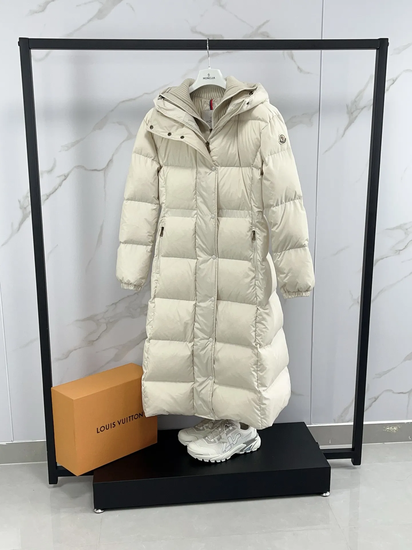 P1360 Moncler Chamer women's hooded long down jacket. Fake two-piece knitted down jacket with large lapel design. Gentle temperament on the upper body. Original 1:1 customized hardware accessories are all imported and original customization. Welcome to compare at the counter. Absolutely high quality. Made of top-grade white duck down, super soft, full of feathers and fluffy. Super heavy workmanship. Fabric workmanship is perfect. Note⚠The fabric is super comfortable. Color: Off-white Black Size: 0-3