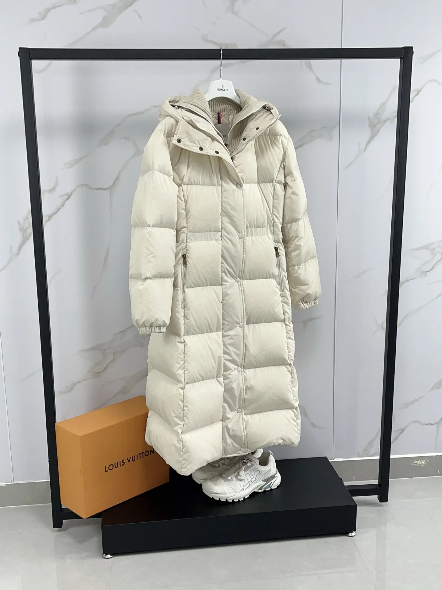 P1360 Moncler Chamer women's hooded long down jacket. Fake two-piece knitted down jacket with large lapel design. Gentle temperament on the upper body. Original 1:1 customized hardware accessories are all imported and original customization. Welcome to compare at the counter. Absolutely high quality. Made of top-grade white duck down, super soft, full of feathers and fluffy. Super heavy workmanship. Fabric workmanship is perfect. Note⚠The fabric is super comfortable. Color: Off-white Black Size: 0-3
