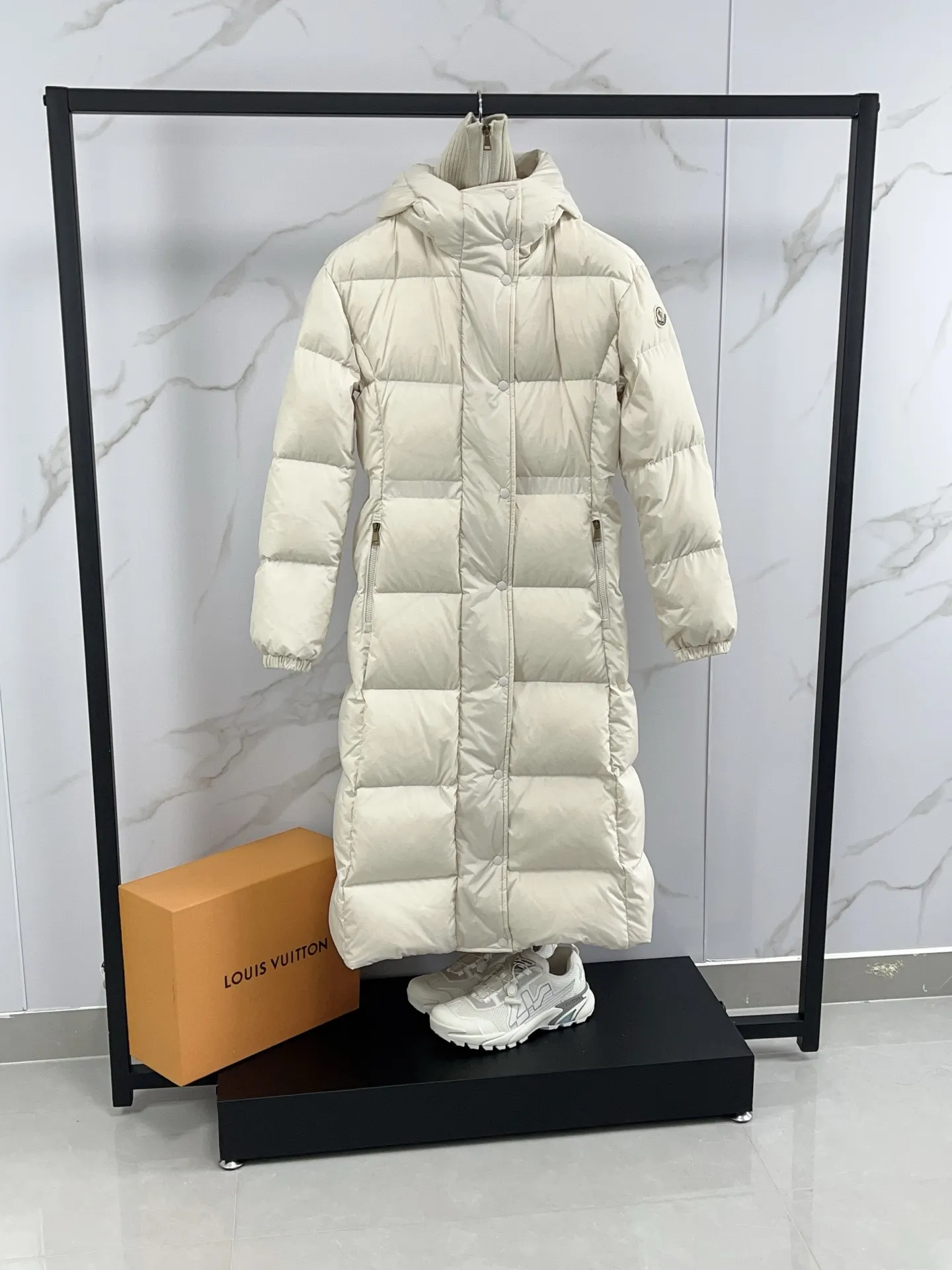 P1360 Moncler Chamer women's hooded long down jacket. Fake two-piece knitted down jacket with large lapel design. Gentle temperament on the upper body. Original 1:1 customized hardware accessories are all imported and original customization. Welcome to compare at the counter. Absolutely high quality. Made of top-grade white duck down, super soft, full of feathers and fluffy. Super heavy workmanship. Fabric workmanship is perfect. Note⚠The fabric is super comfortable. Color: Off-white Black Size: 0-3