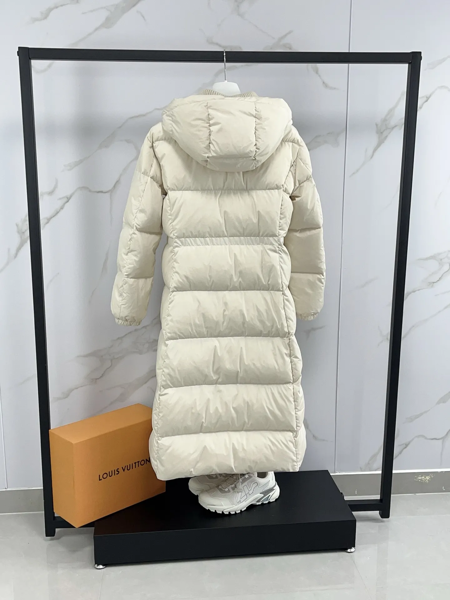 P1360 Moncler Chamer women's hooded long down jacket. Fake two-piece knitted down jacket with large lapel design. Gentle temperament on the upper body. Original 1:1 customized hardware accessories are all imported and original customization. Welcome to compare at the counter. Absolutely high quality. Made of top-grade white duck down, super soft, full of feathers and fluffy. Super heavy workmanship. Fabric workmanship is perfect. Note⚠The fabric is super comfortable. Color: Off-white Black Size: 0-3
