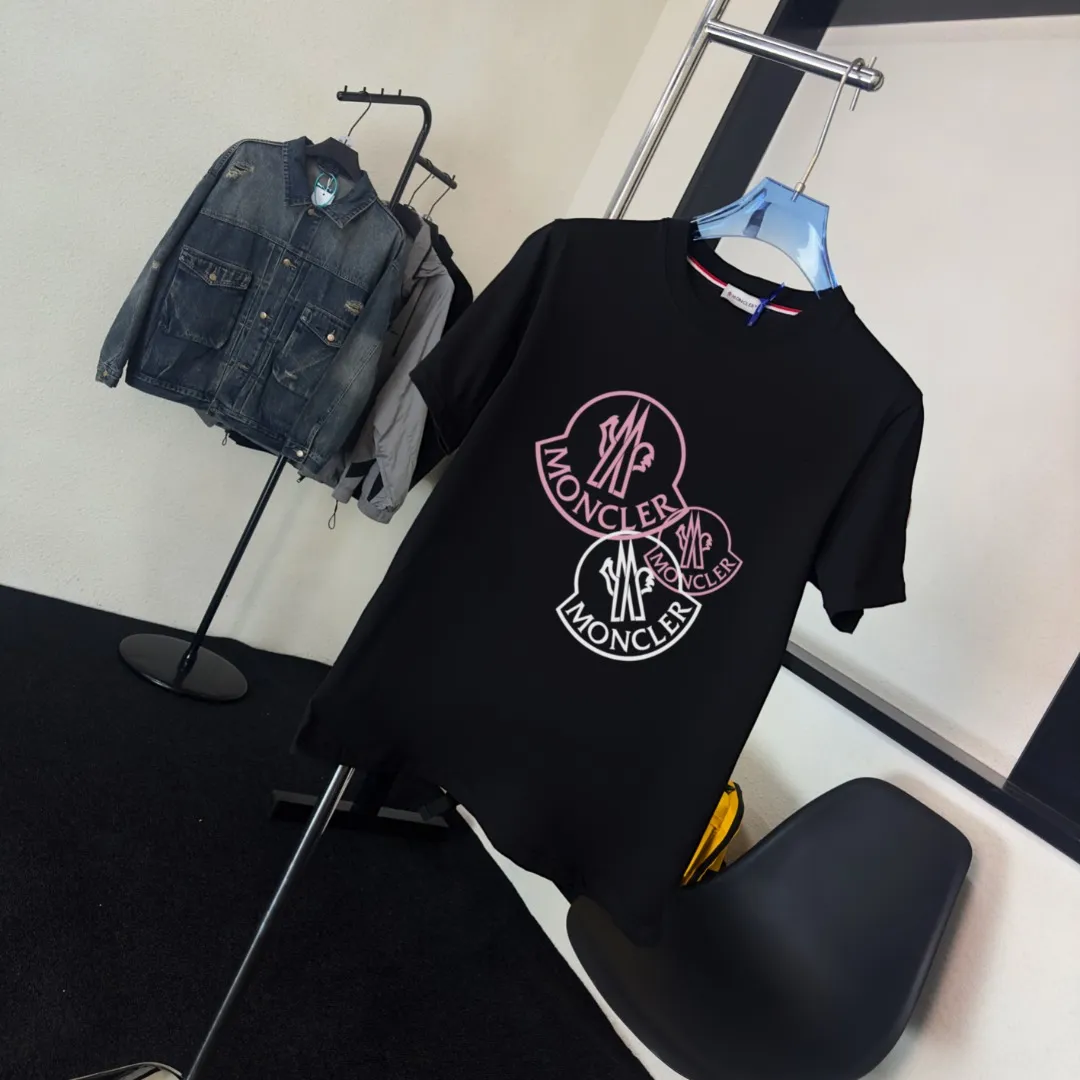 P140 Upgraded version "Mobile phone smart sensor ~ NFC chip armband ~ Direct access to the official website for anti-counterfeiting" "Moncler ~ Mouth Mouth" 2025 new high-quality round neck short-sleeved T-shirt. The cuffs have imported embroidered labels. Customized dyeing, very comfortable to touch. Super versatile and good-looking short-sleeved. Complete with three labels. Non-market ordinary version. Feel free to compare. Quality is absolutely guaranteed! ‼ First of all, this original fabric is all custom-woven with 32-count double yarn fabric, 250G, and the weight is the same‼ Fine workmanship, double waistcoat method, double waistcoat method, double waistcoat method makes the whole dress more three-dimensional, which is not a craft that ordinary T-shirts can achieve🤪 Size: S-M-L-XL-2XL Color: black, white, apricot, same style for men and women